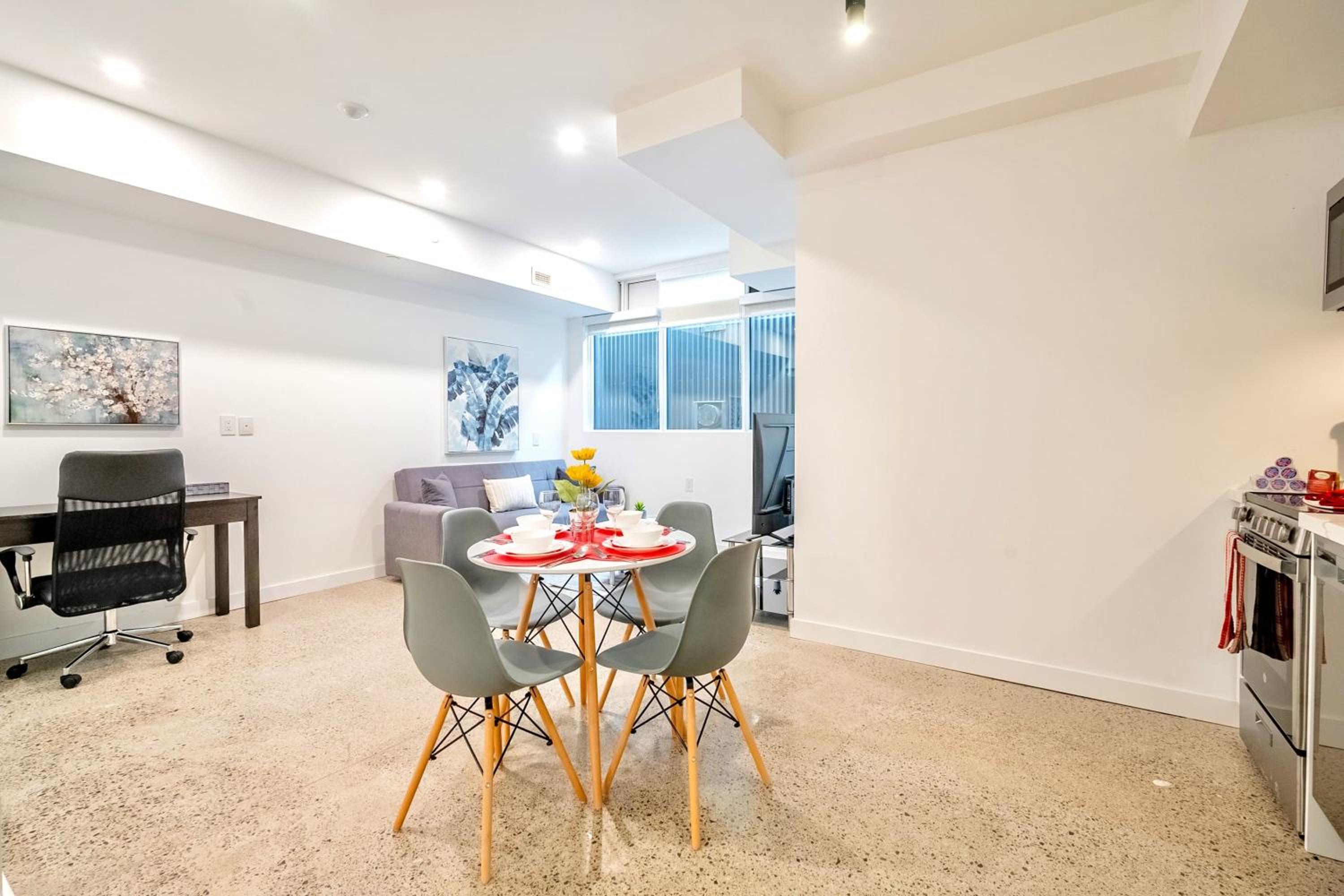 Modern 2BR Apartment - Near Downtown
