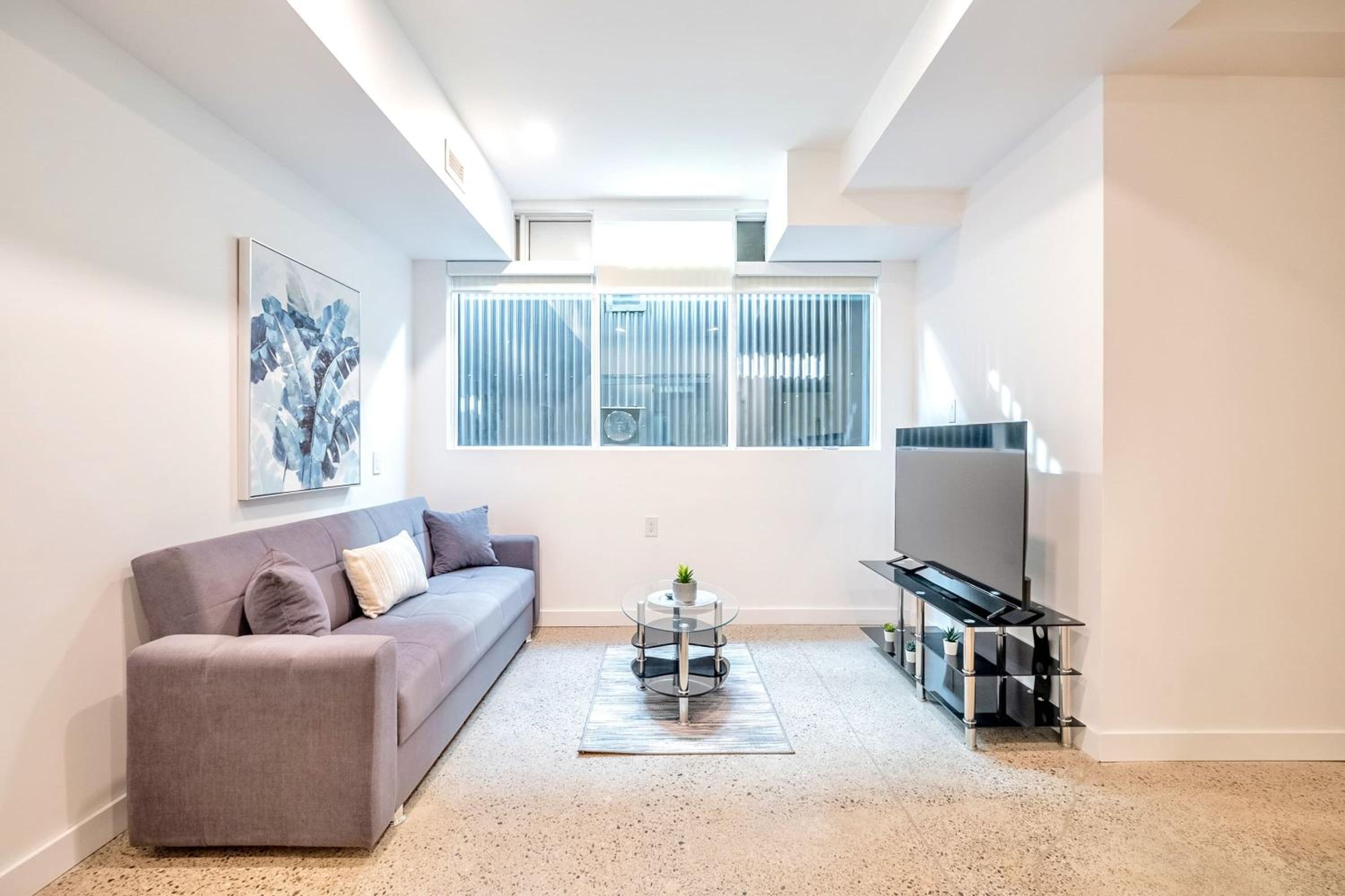 Modern 2BR Apartment - Near Downtown