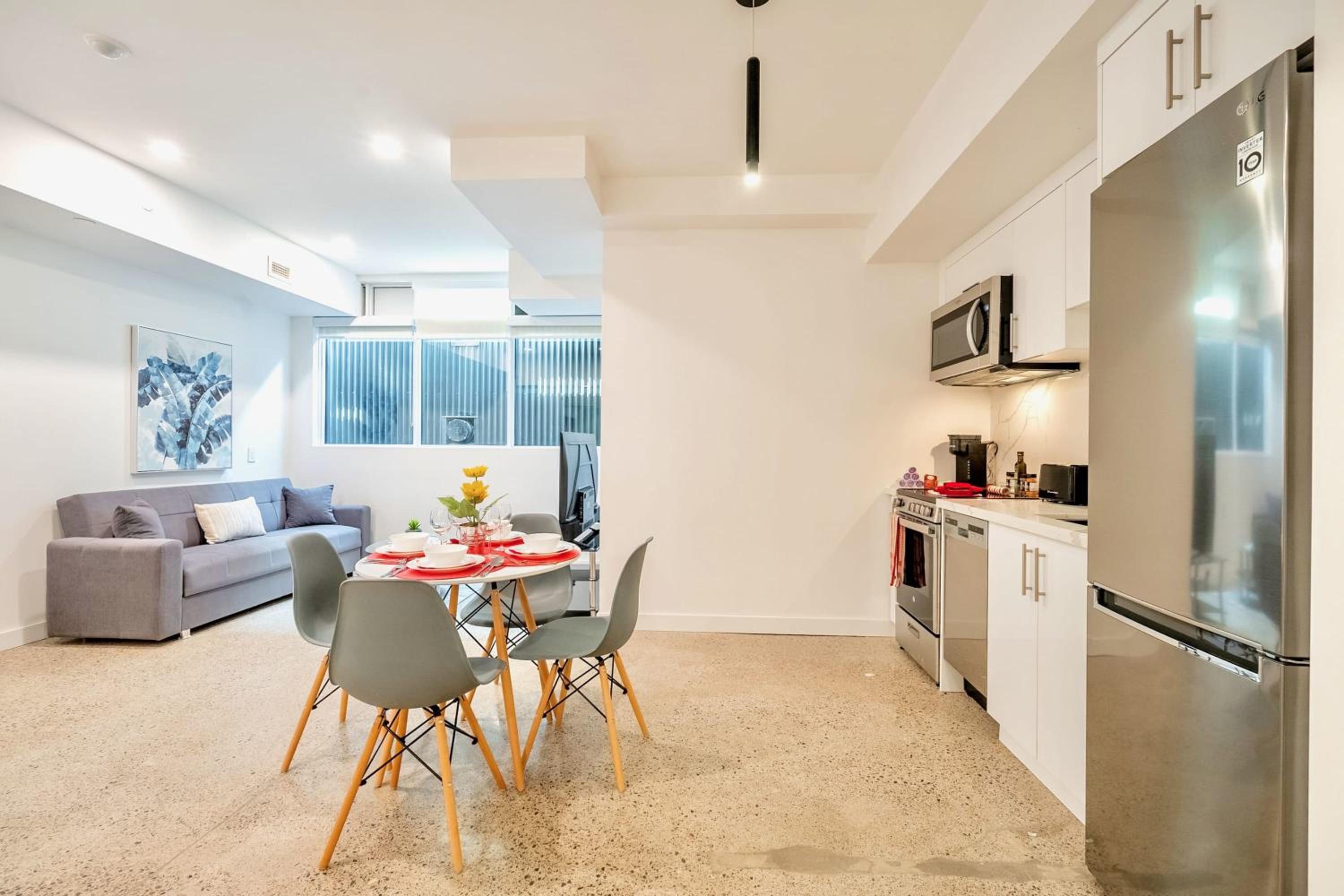 Modern 2BR Apartment - Near Downtown