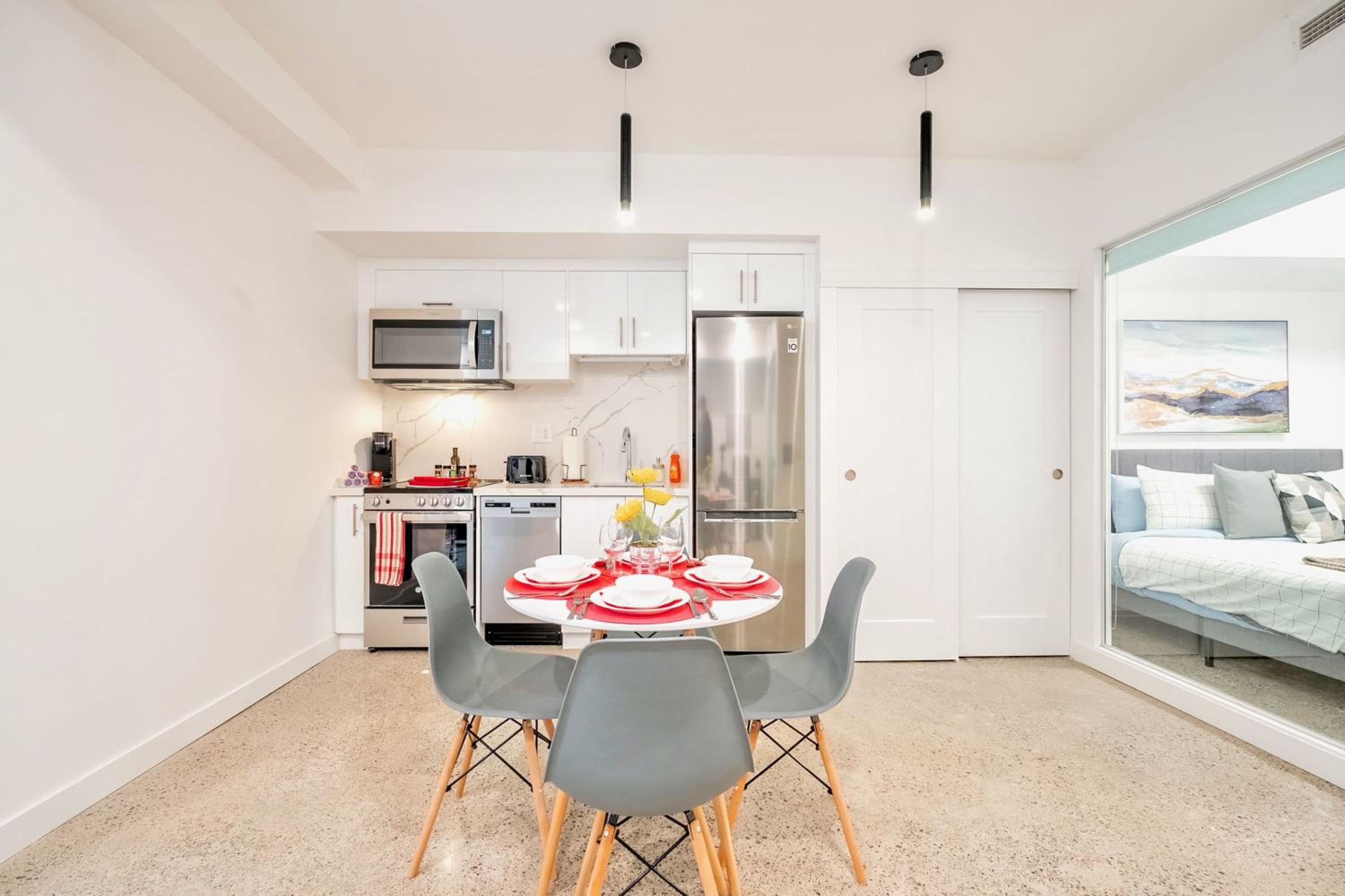 Modern 2BR Apartment - Near Downtown