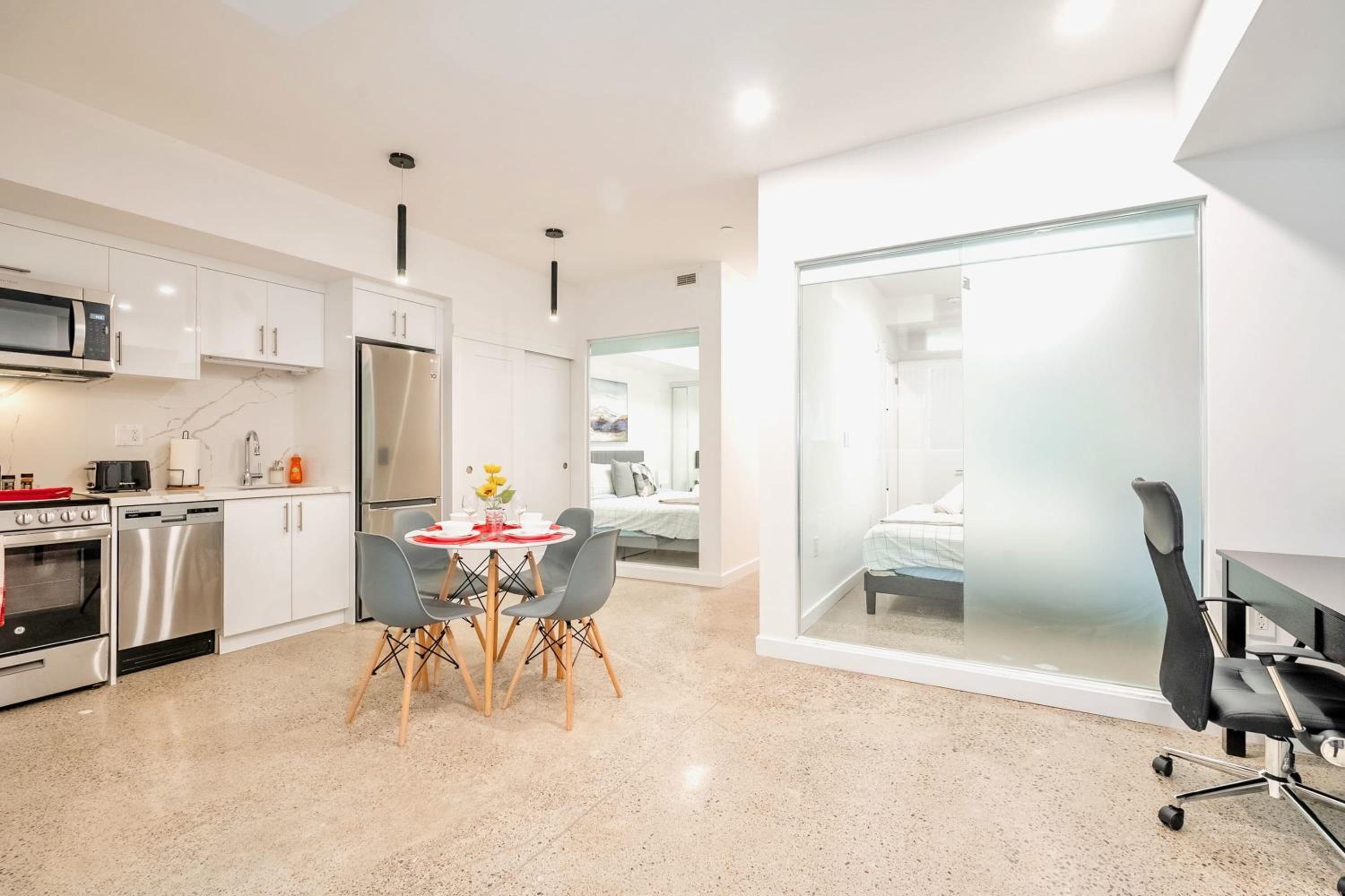 Modern 2BR Apartment - Near Downtown