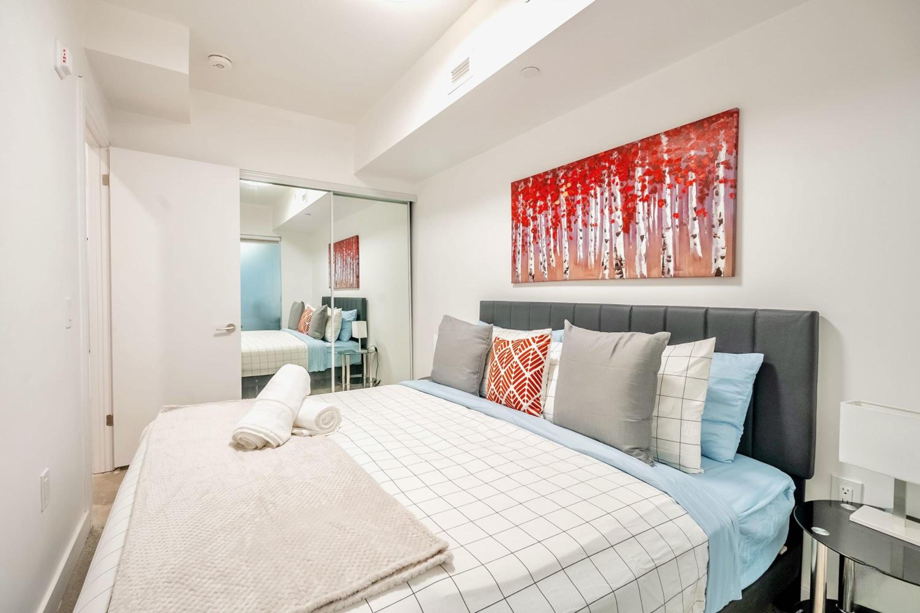 Modern 2BR Apartment - Near Downtown