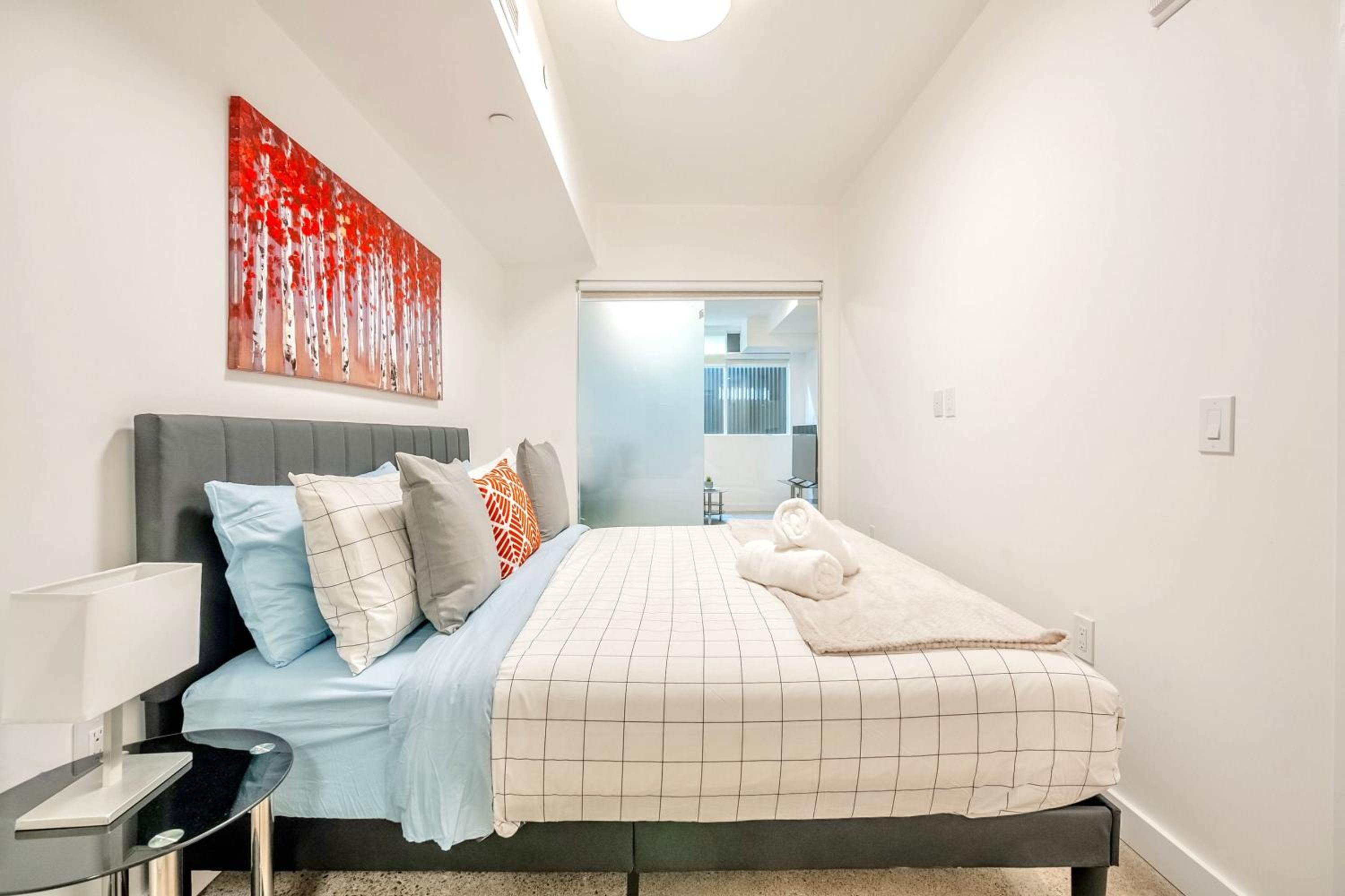 Modern 2BR Apartment - Near Downtown