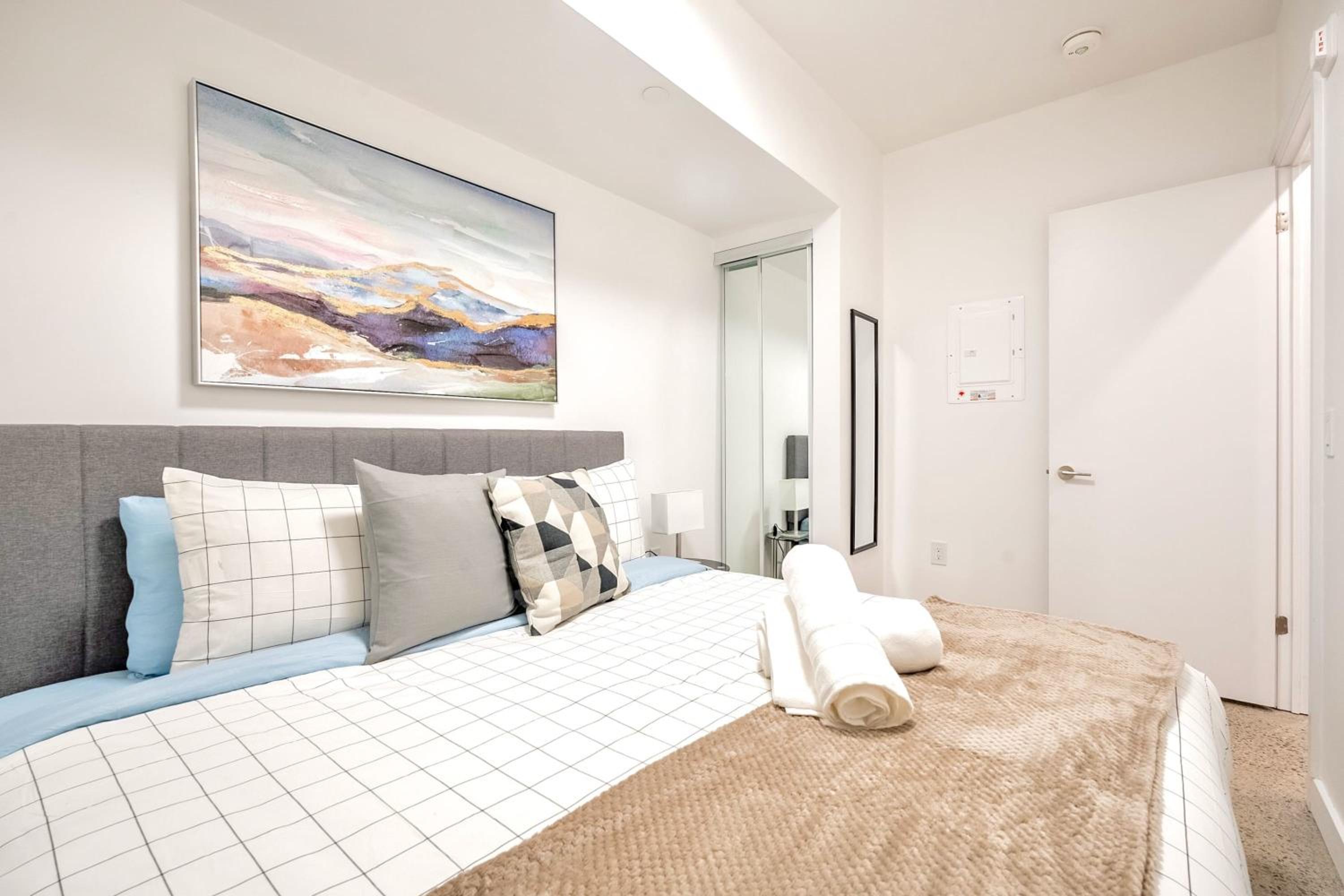 Modern 2BR Apartment - Near Downtown