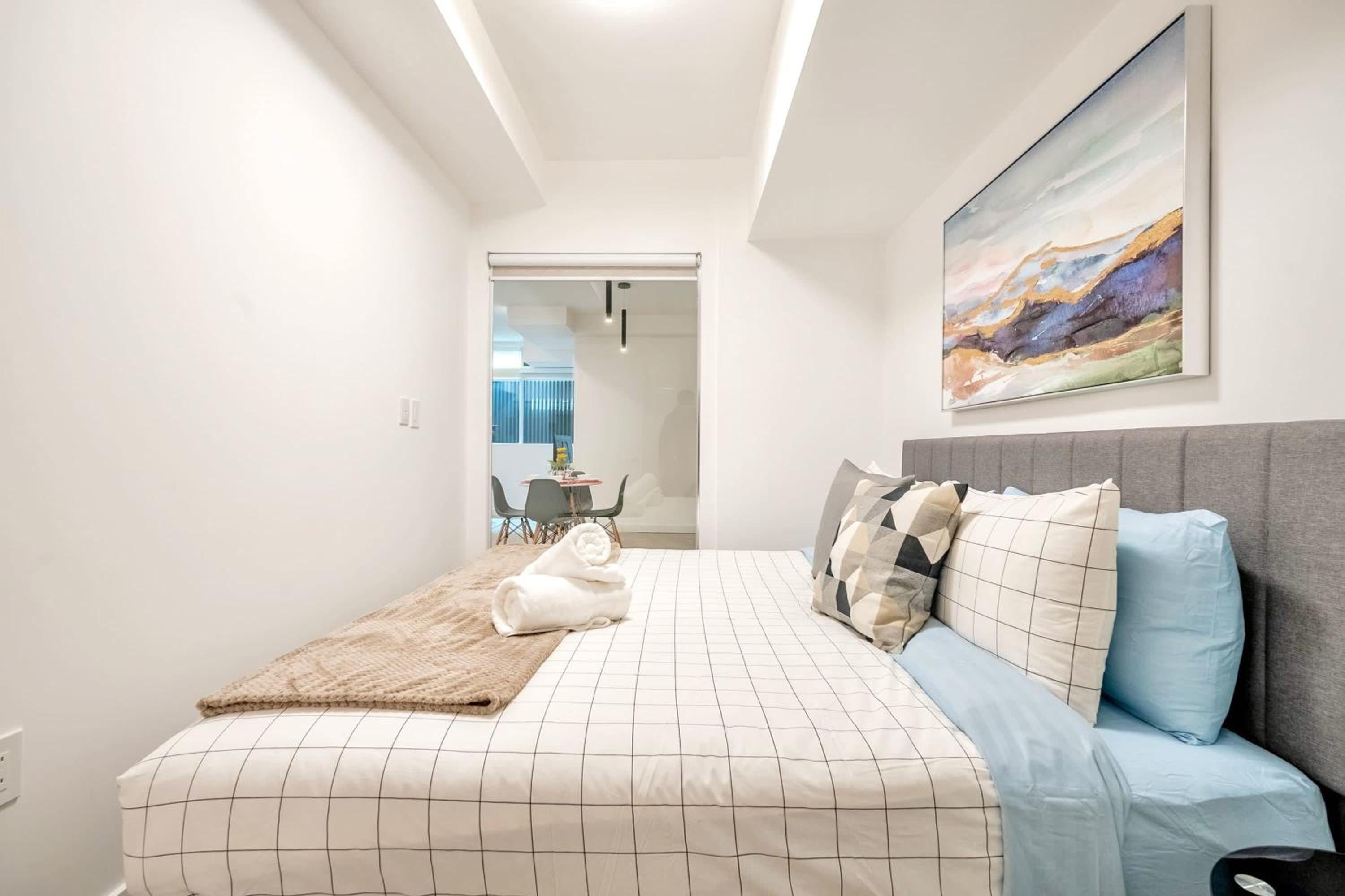 Modern 2BR Apartment - Near Downtown