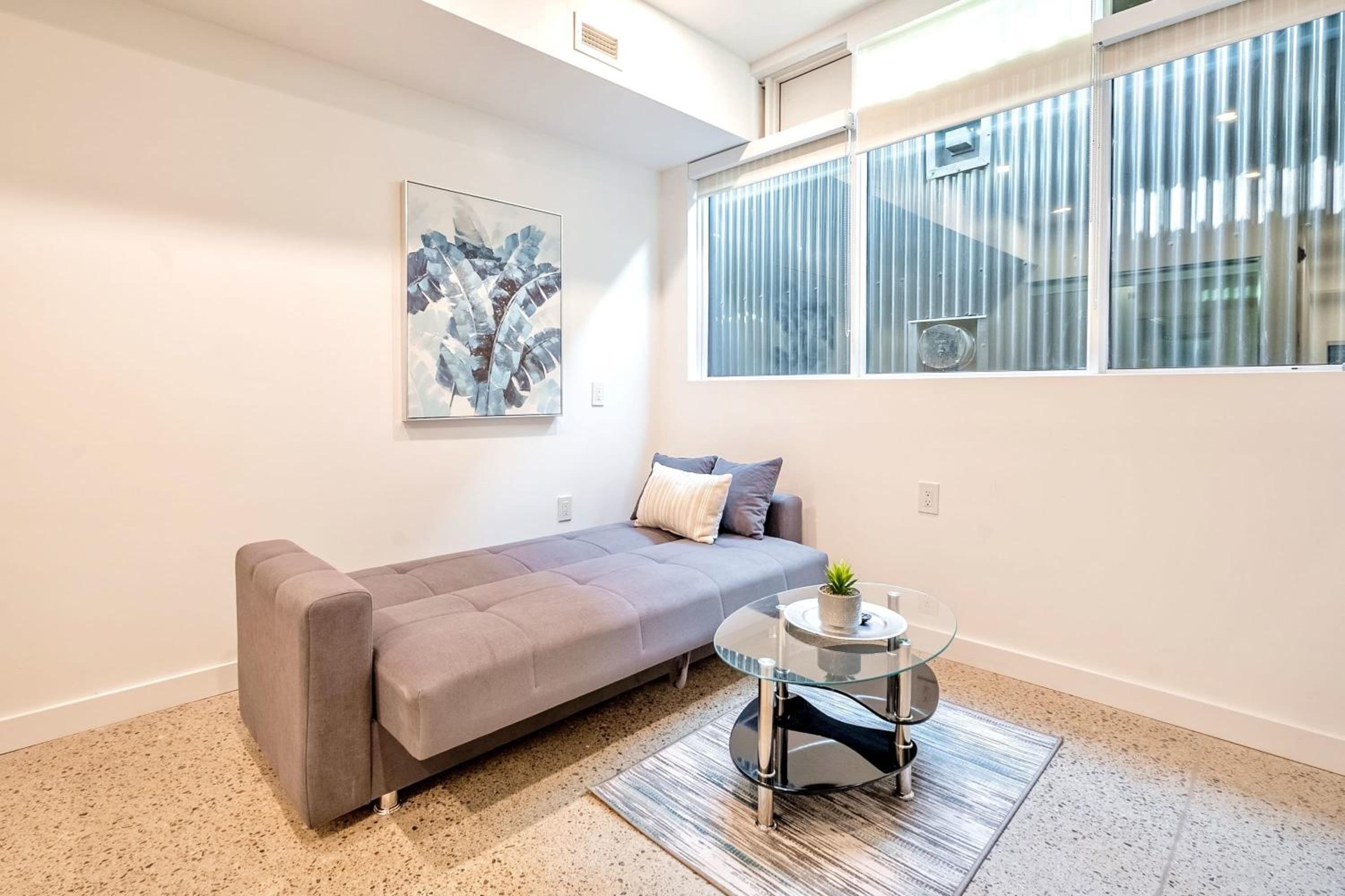 Modern 2BR Apartment - Near Downtown