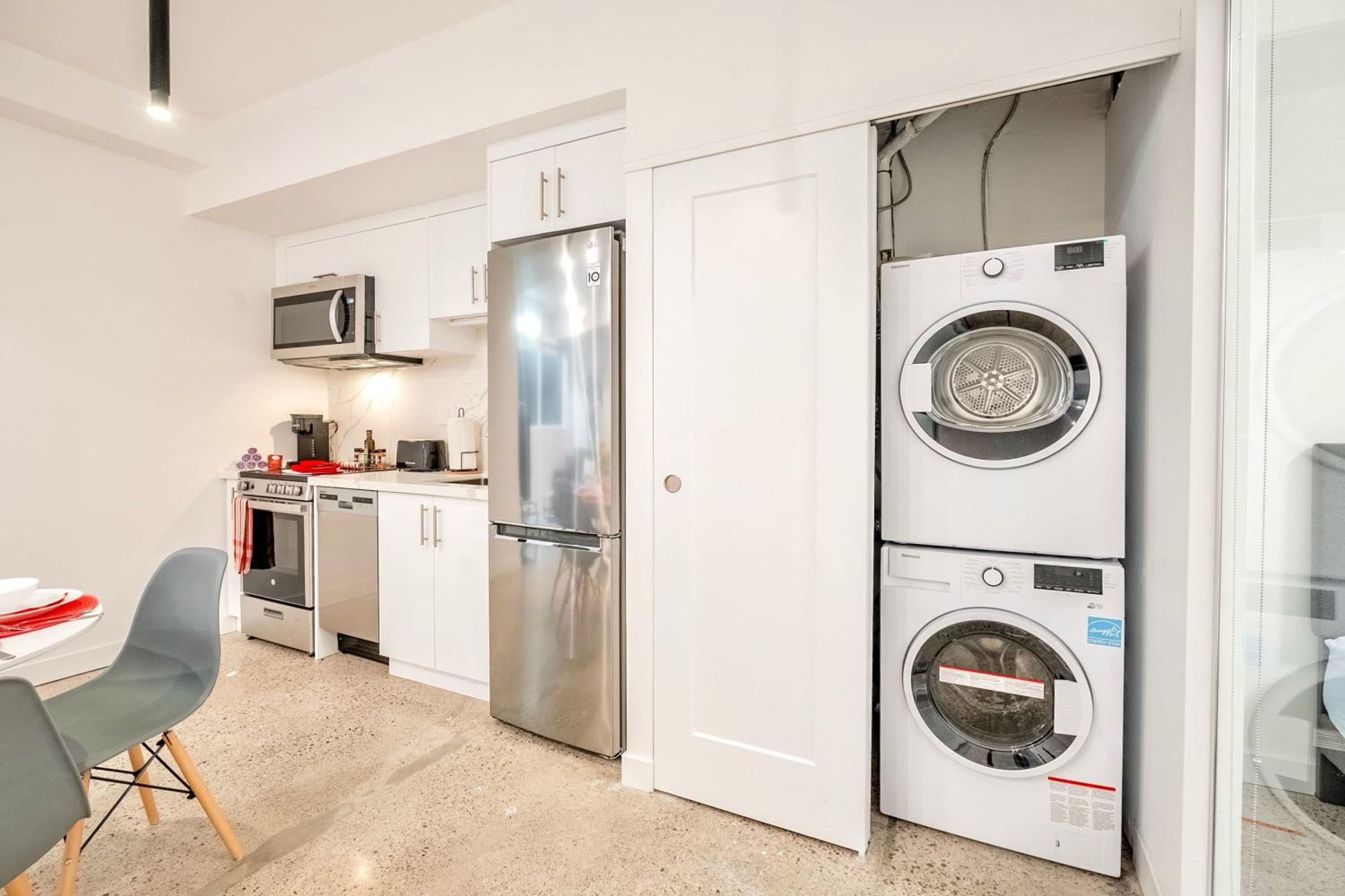 Modern 2BR Apartment - Near Downtown