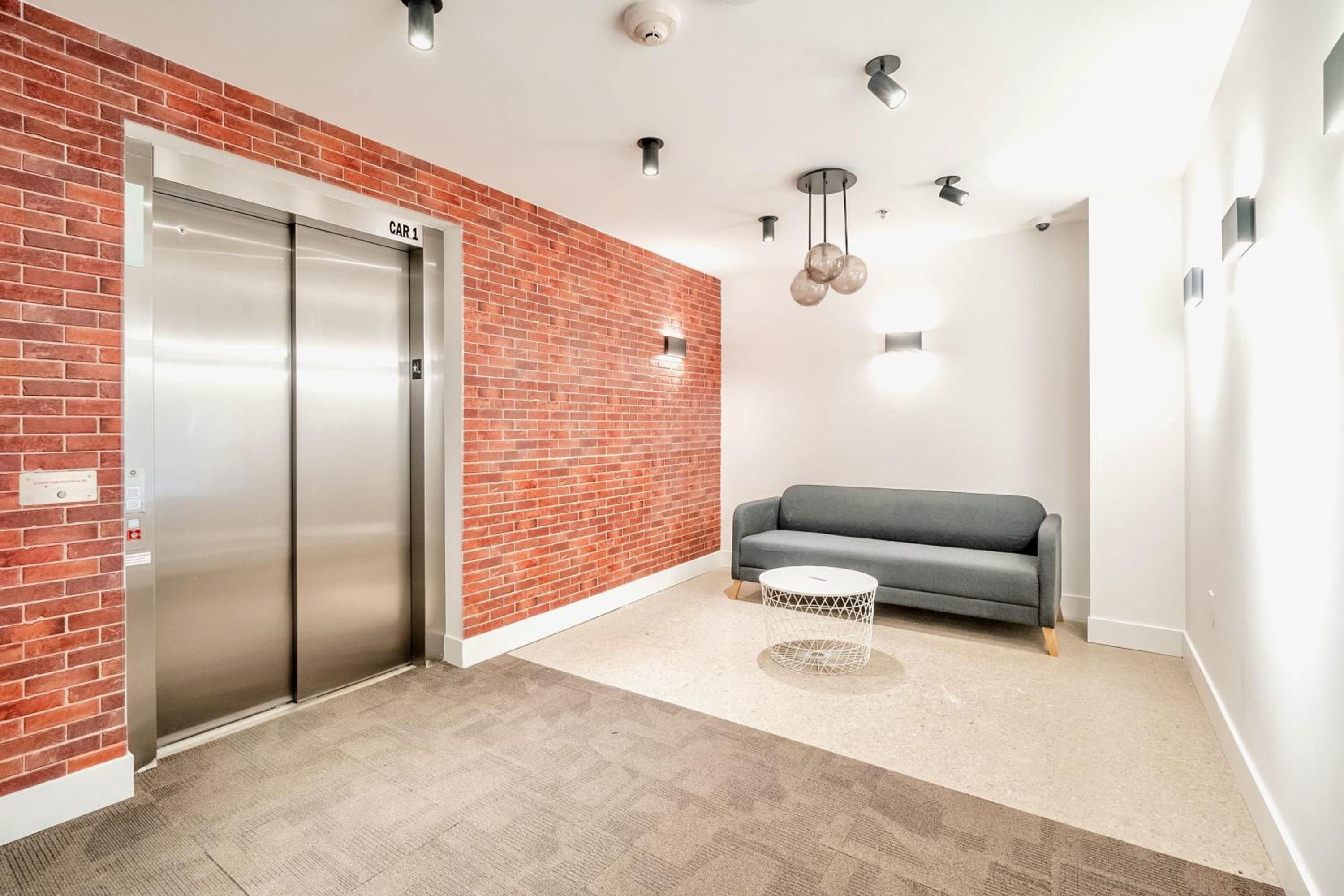 Modern 2BR Apartment - Near Downtown