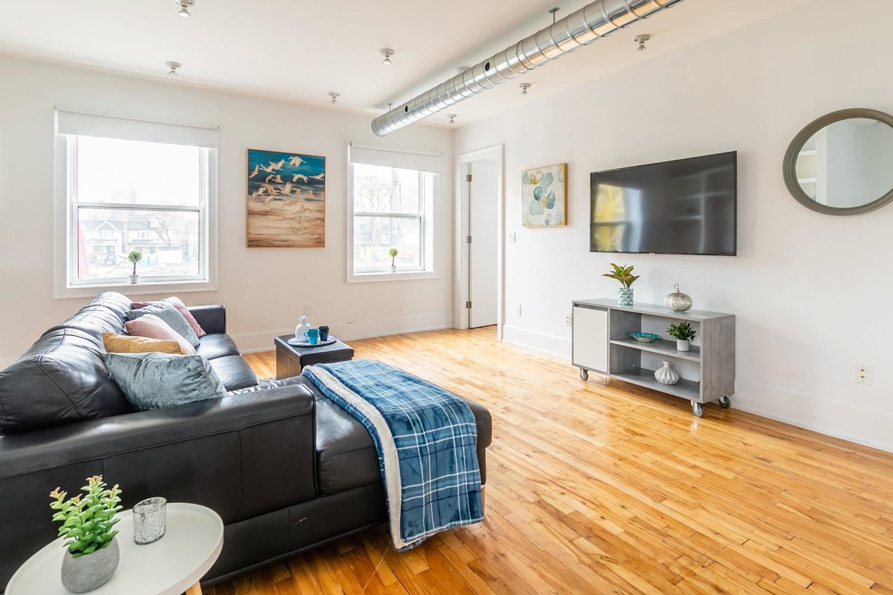 Modern 2 BR Condo - Heart of Leslieville