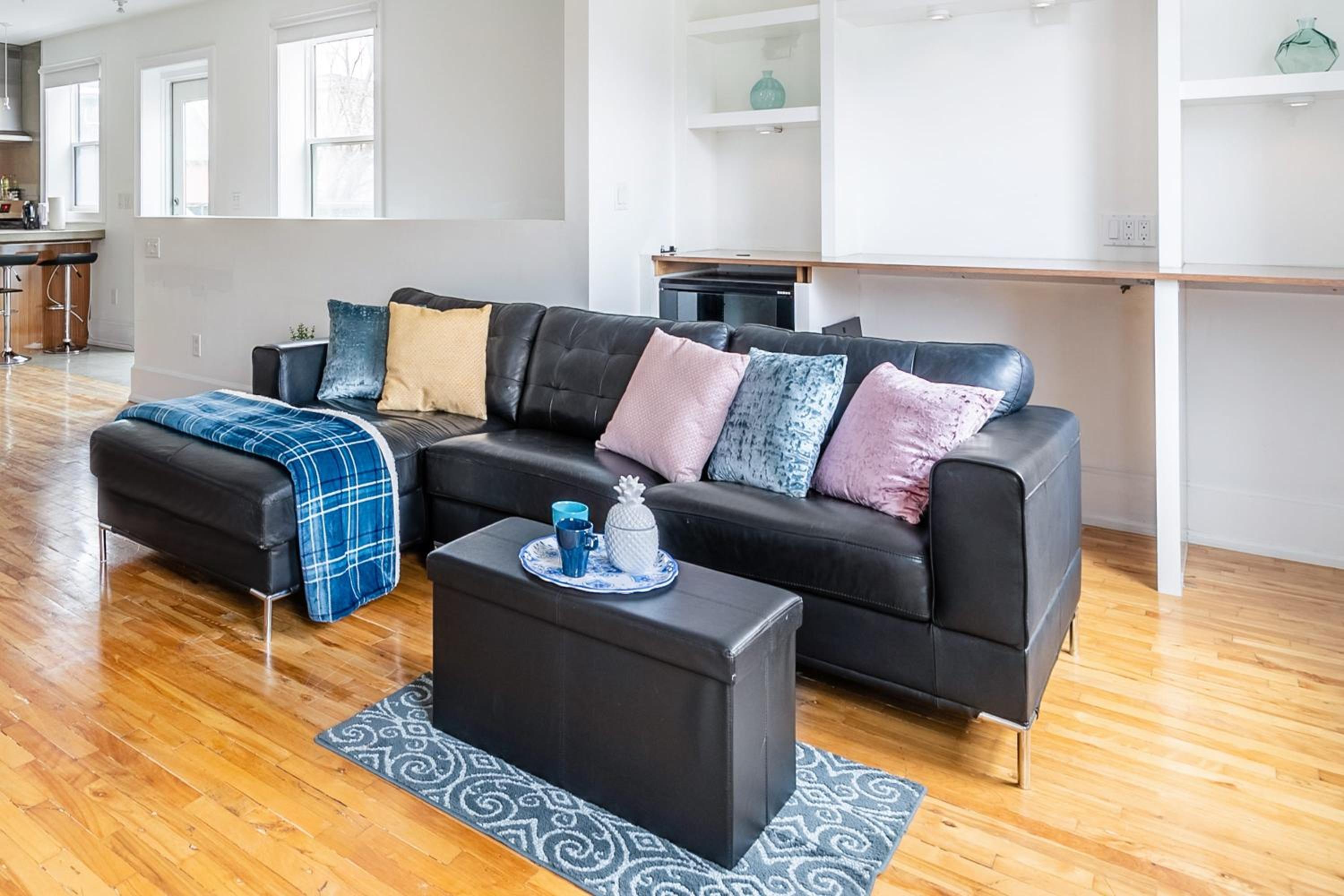 Modern 2 BR Condo - Heart of Leslieville