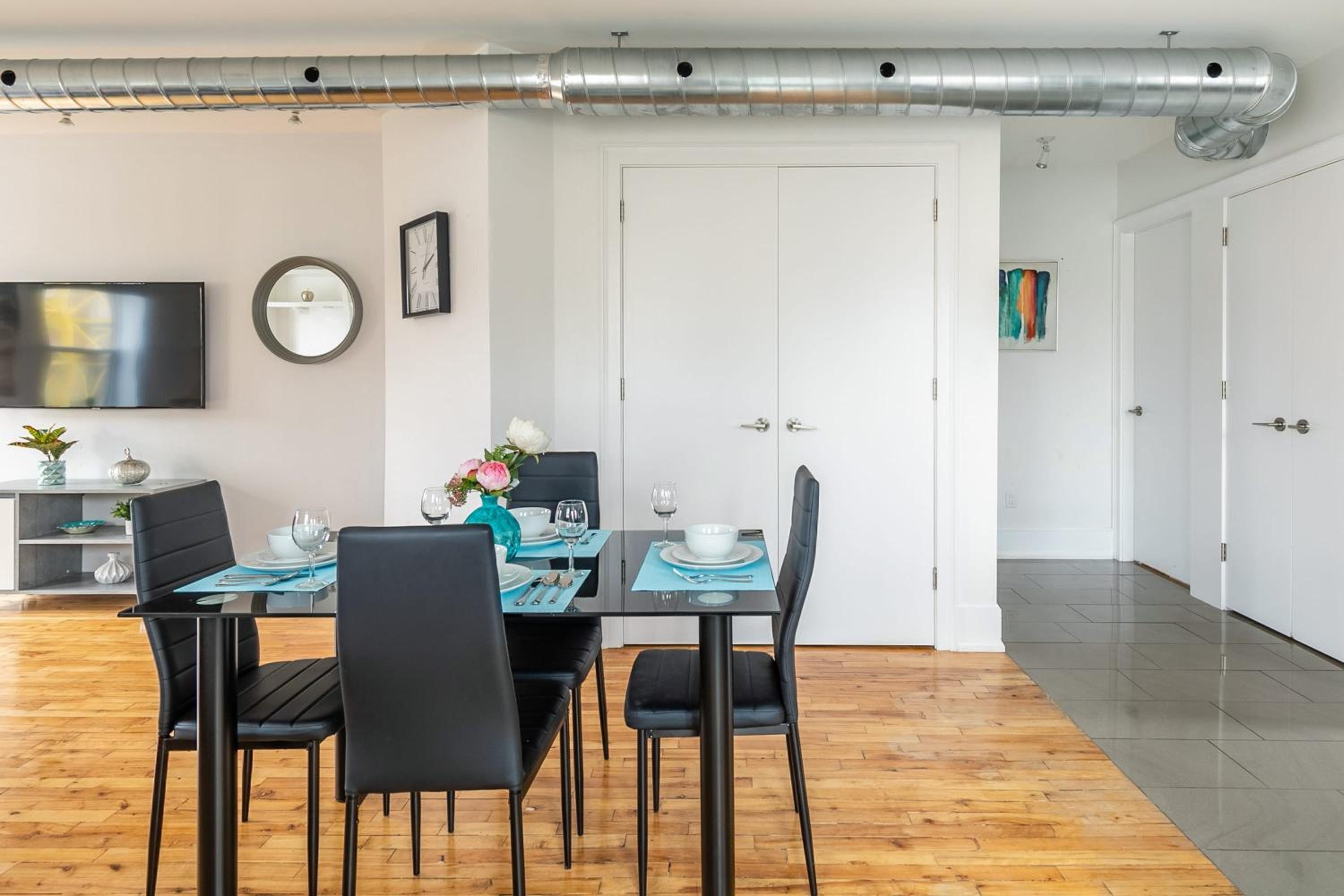 Modern 2 BR Condo - Heart of Leslieville