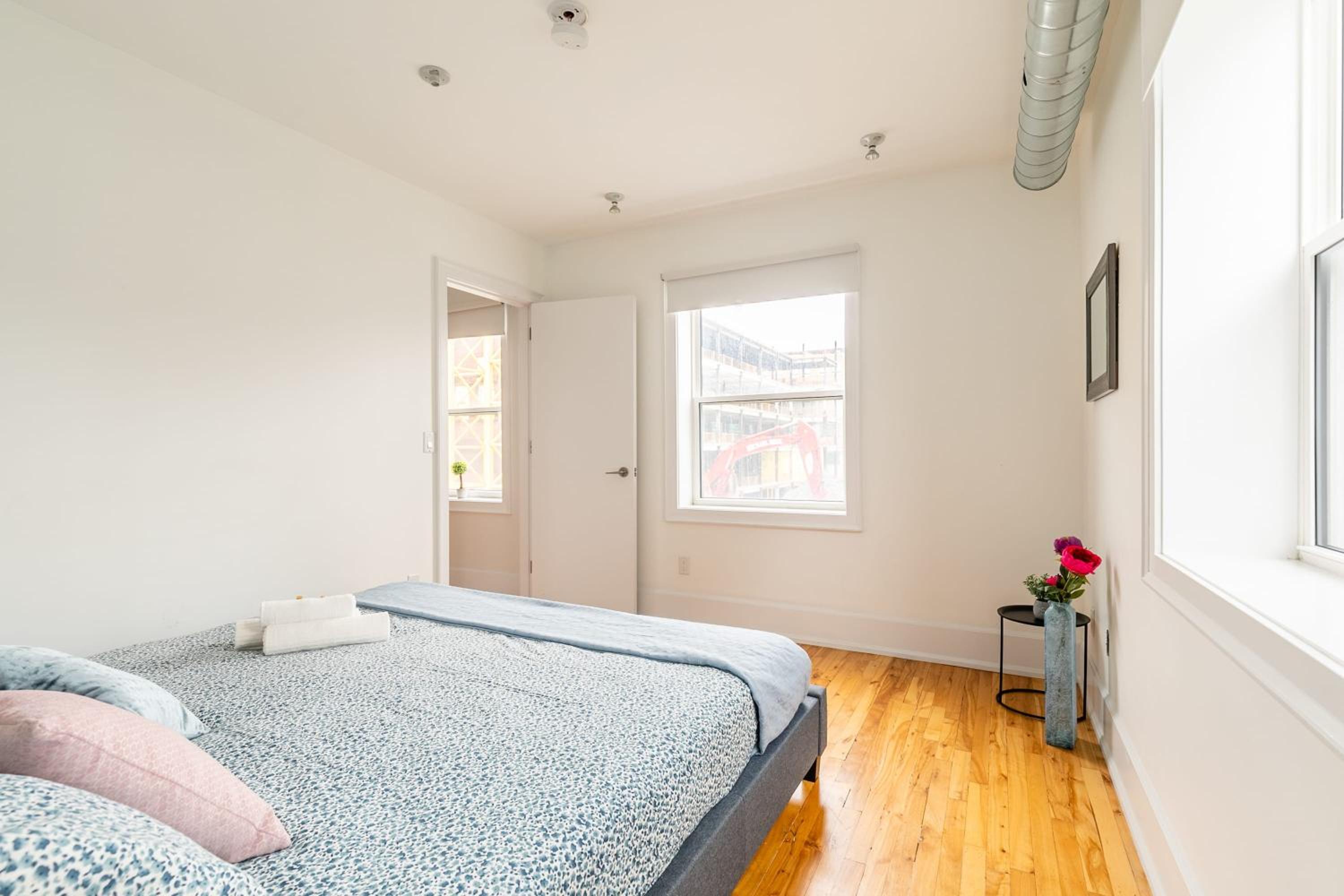 Modern 2 BR Condo - Heart of Leslieville