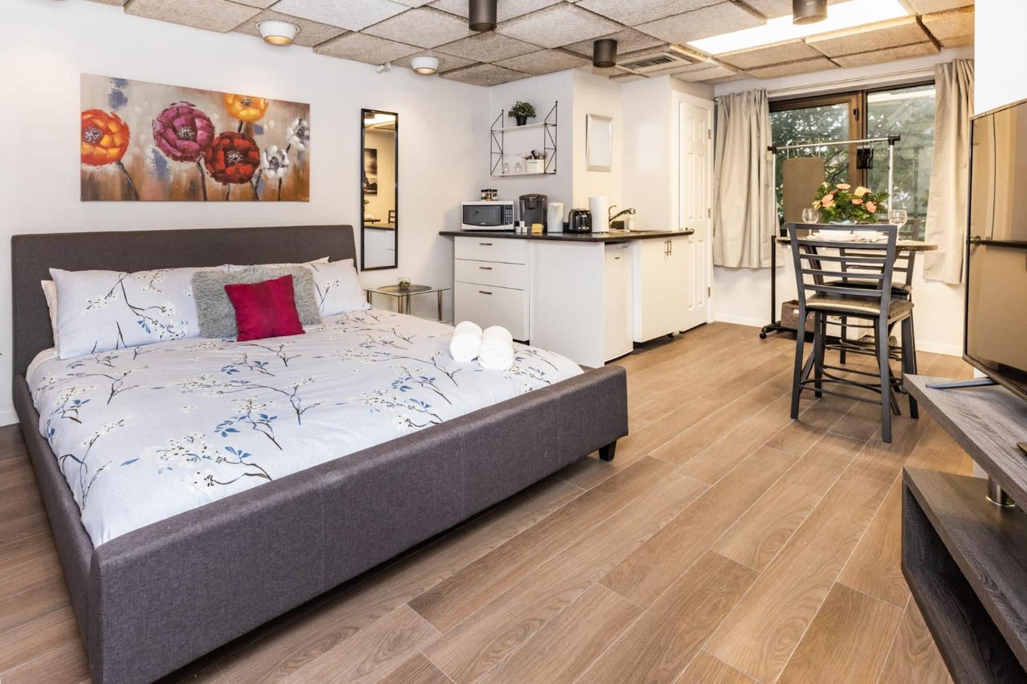 Studio Apartment with King Bed - Near Chinatown