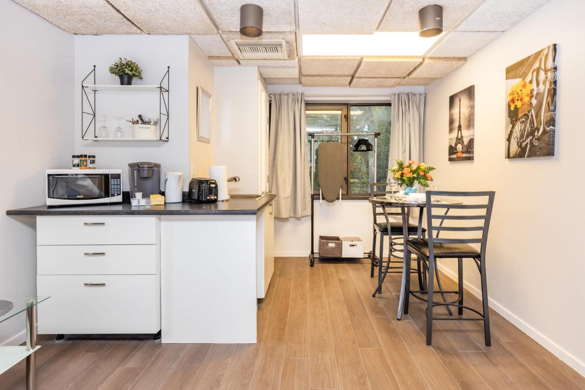 Studio Apartment with King Bed - Near Chinatown