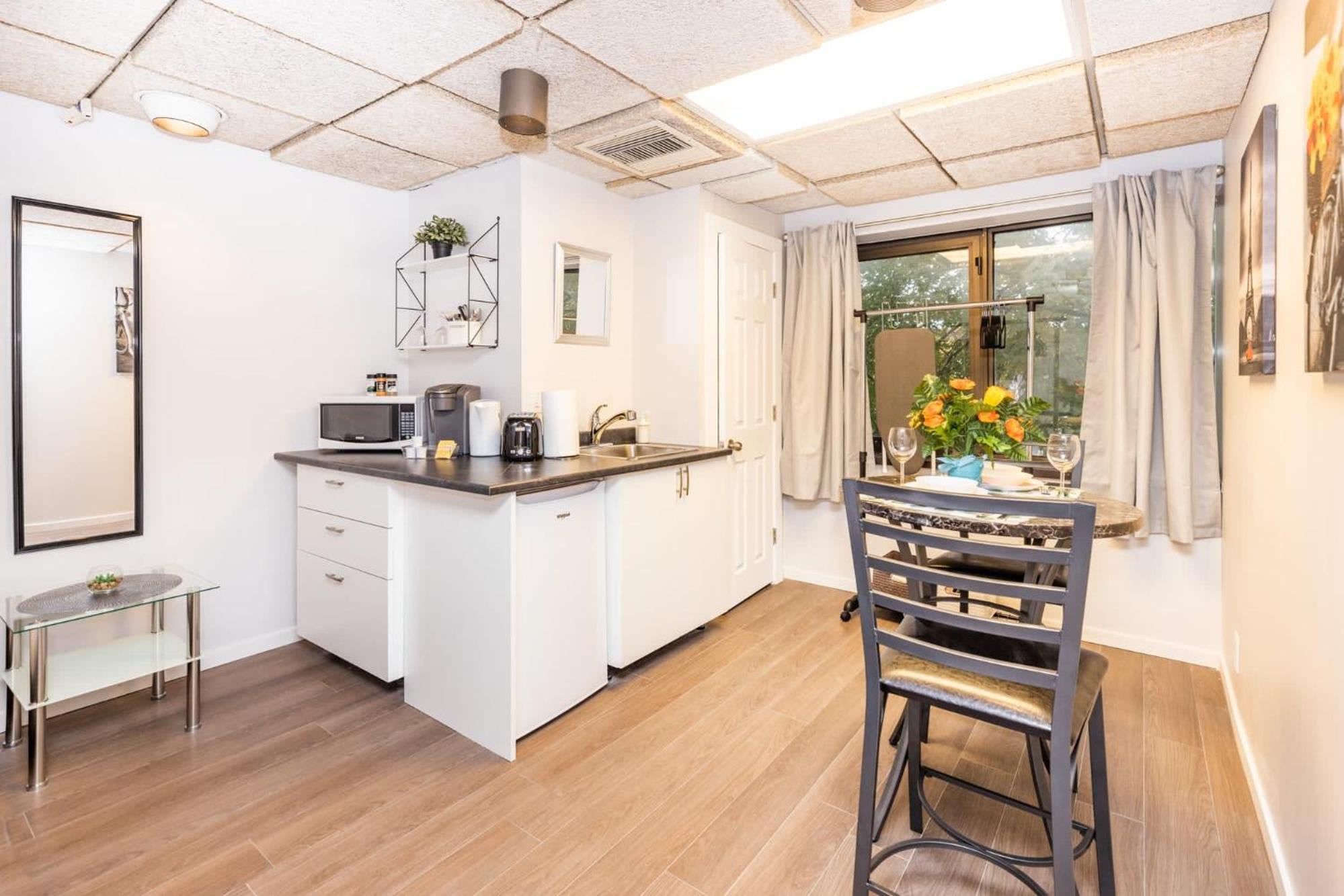 Studio Apartment with King Bed - Near Chinatown