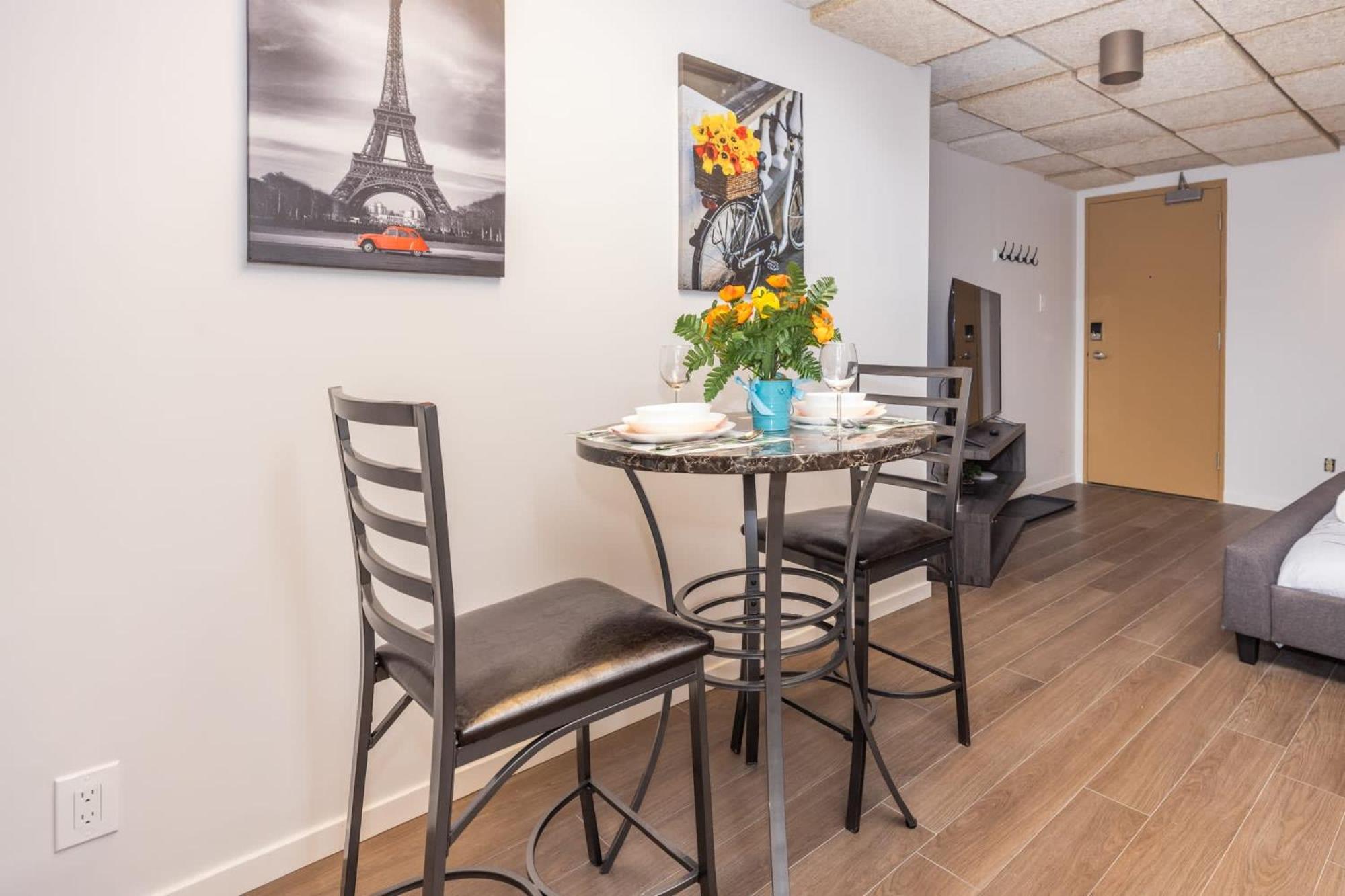 Studio Apartment with King Bed - Near Chinatown