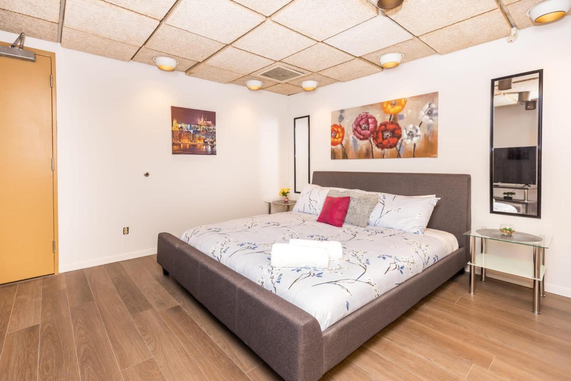 Studio Apartment with King Bed - Near Chinatown