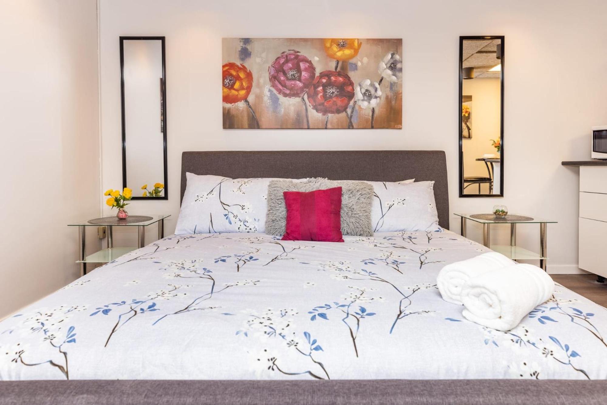 Studio Apartment with King Bed - Near Chinatown