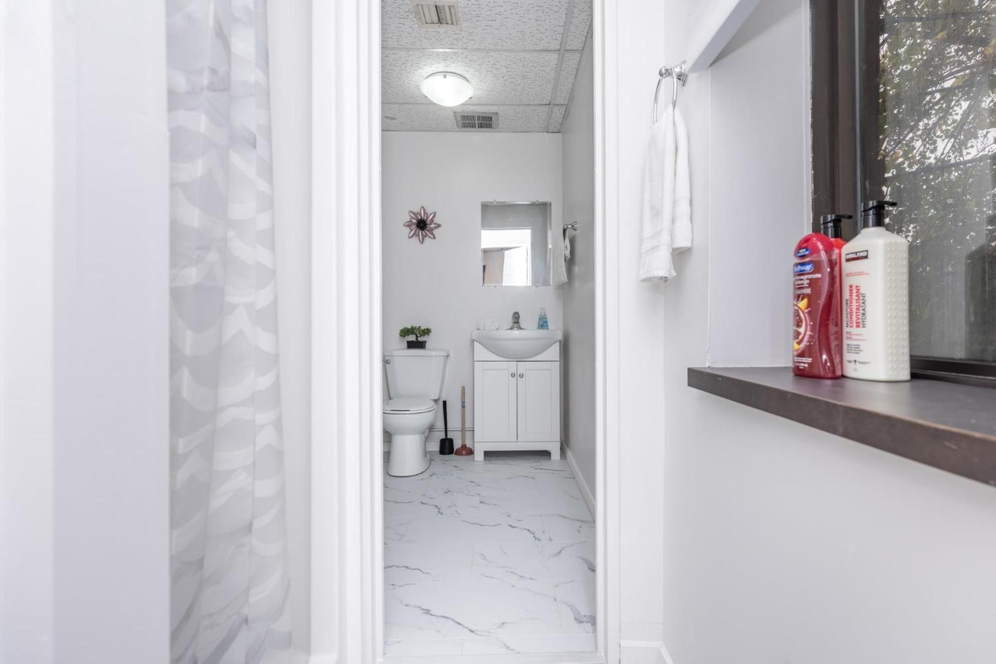 Studio Apartment with King Bed - Near Chinatown