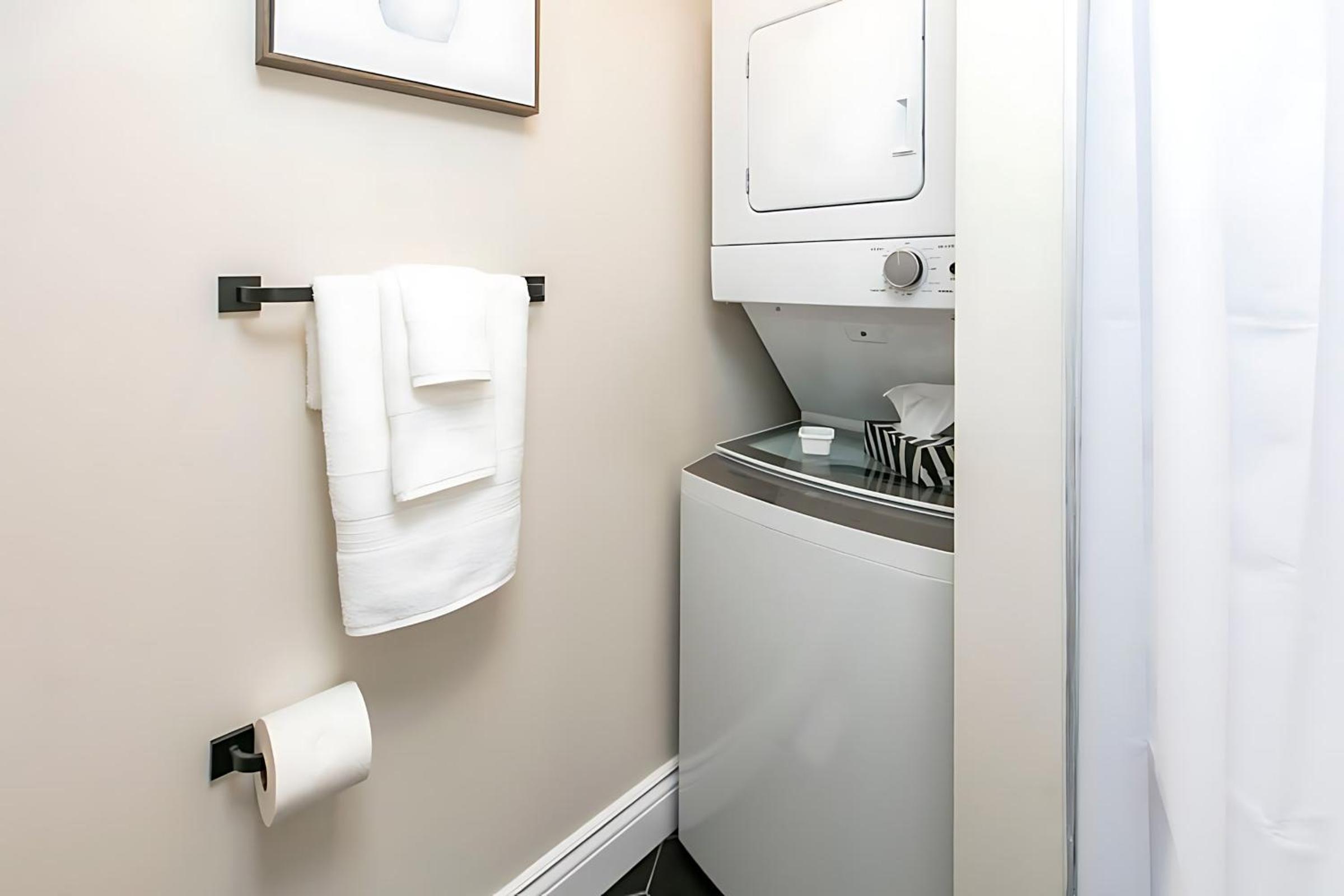 Pet-Friendly 2BR Condo - Near University