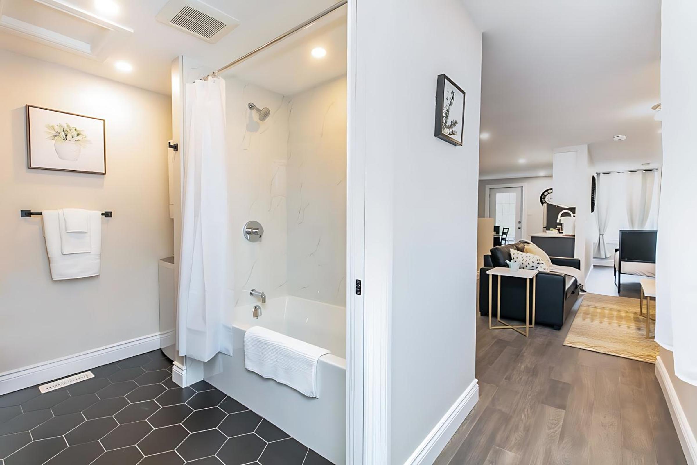 Pet-Friendly 2BR Condo - Near University