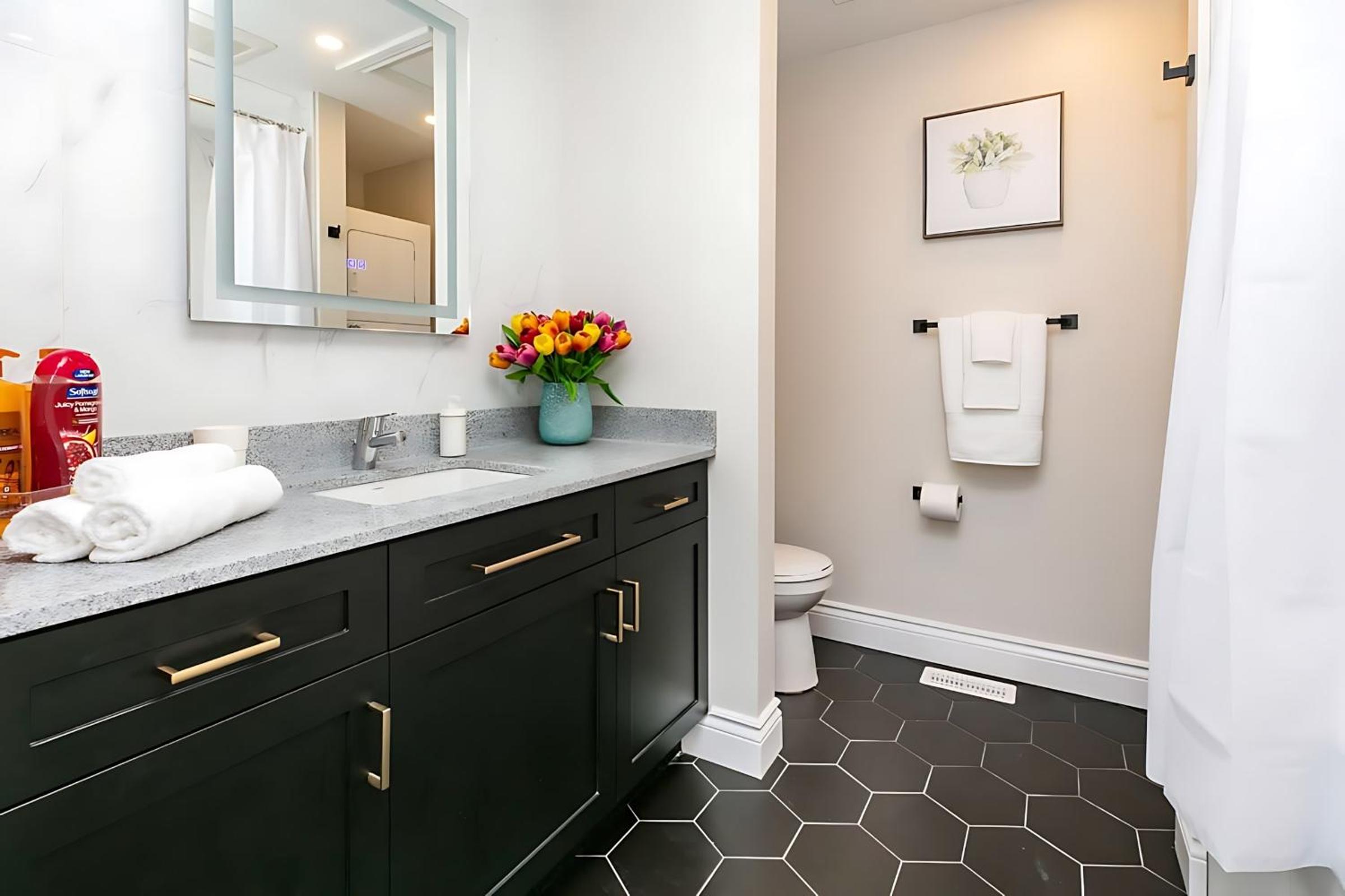 Pet-Friendly 2BR Condo - Near University