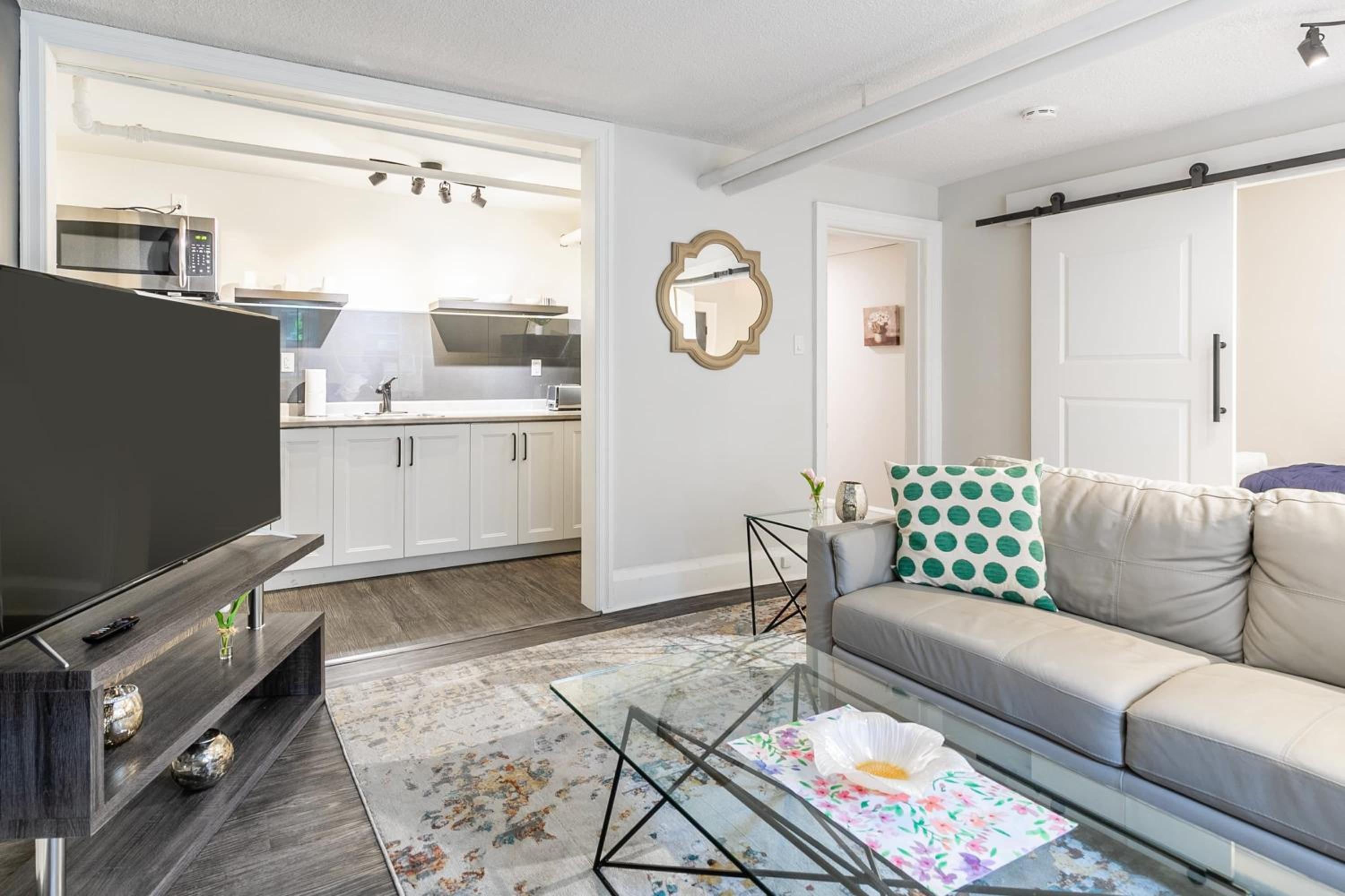 2BR Apartment - Steps To Downtown