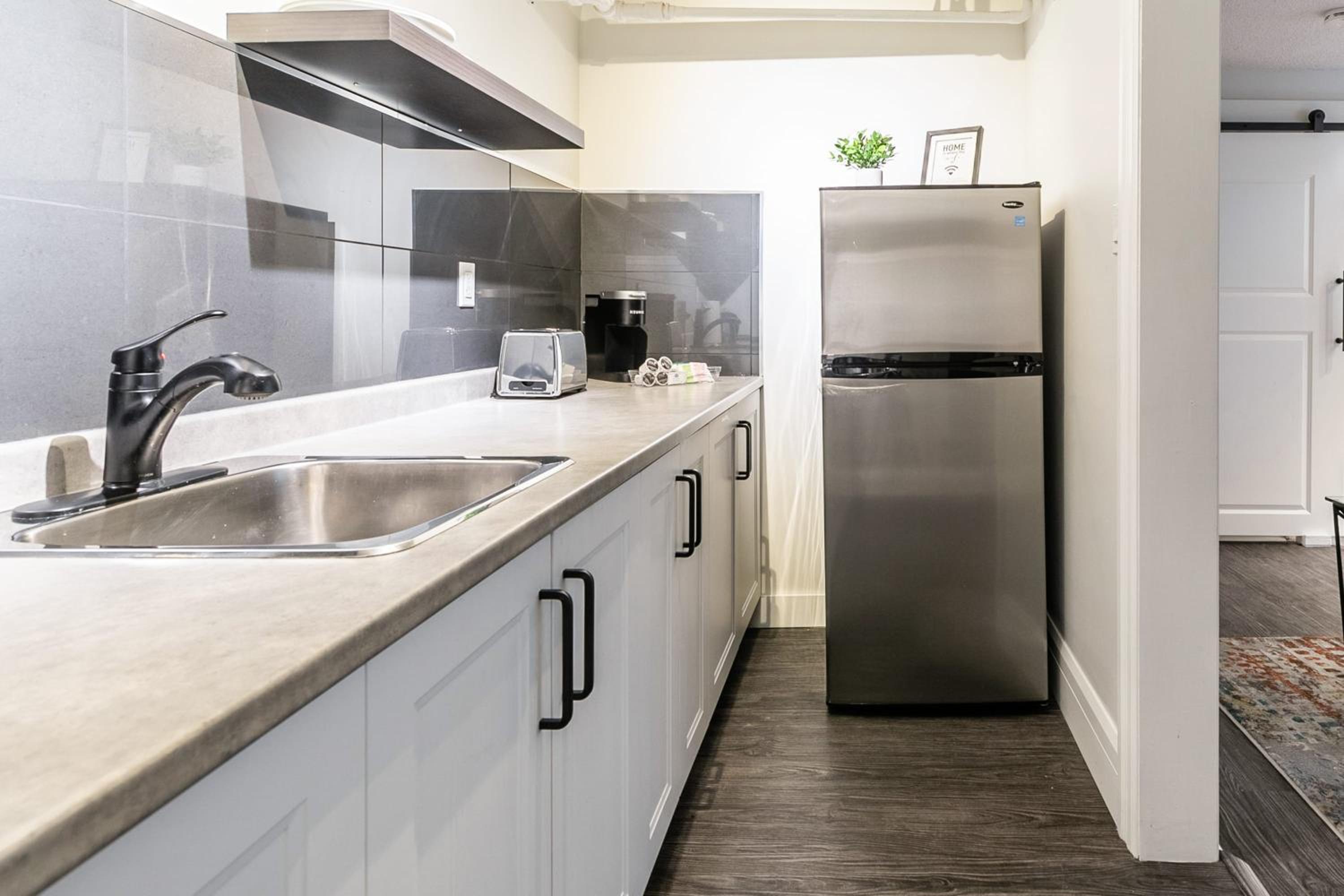 2BR Apartment - Steps To Downtown