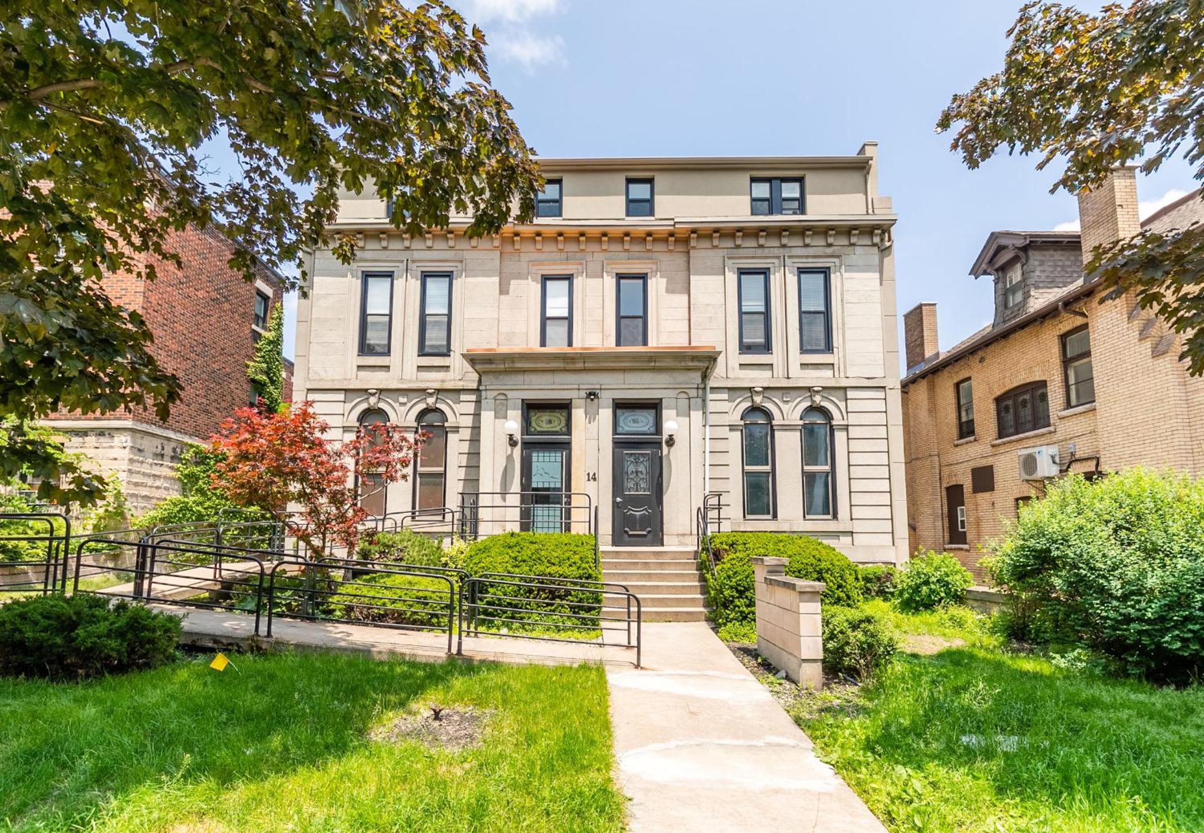 2BR Apartment - Steps To Downtown