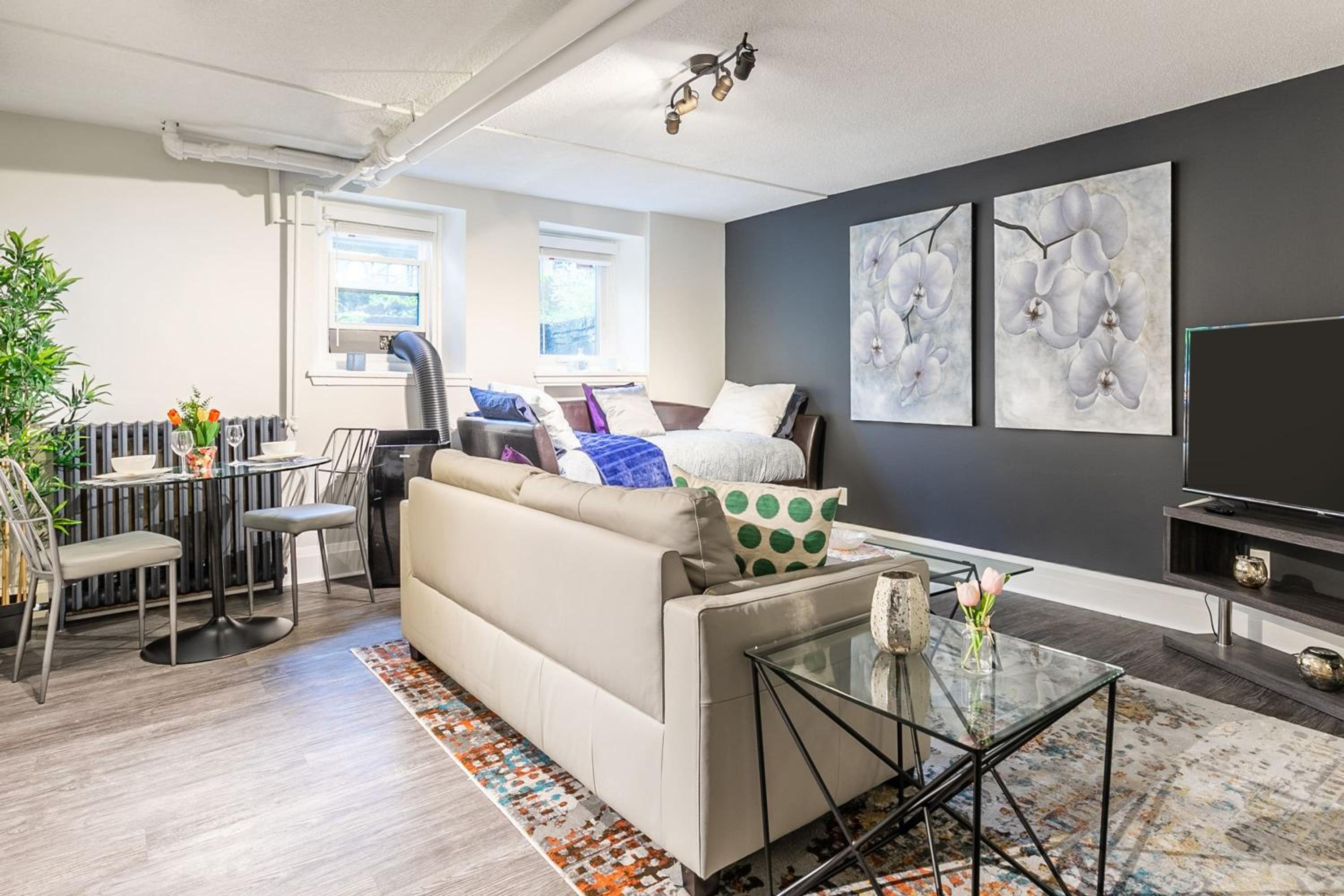 2BR Apartment - Steps To Downtown