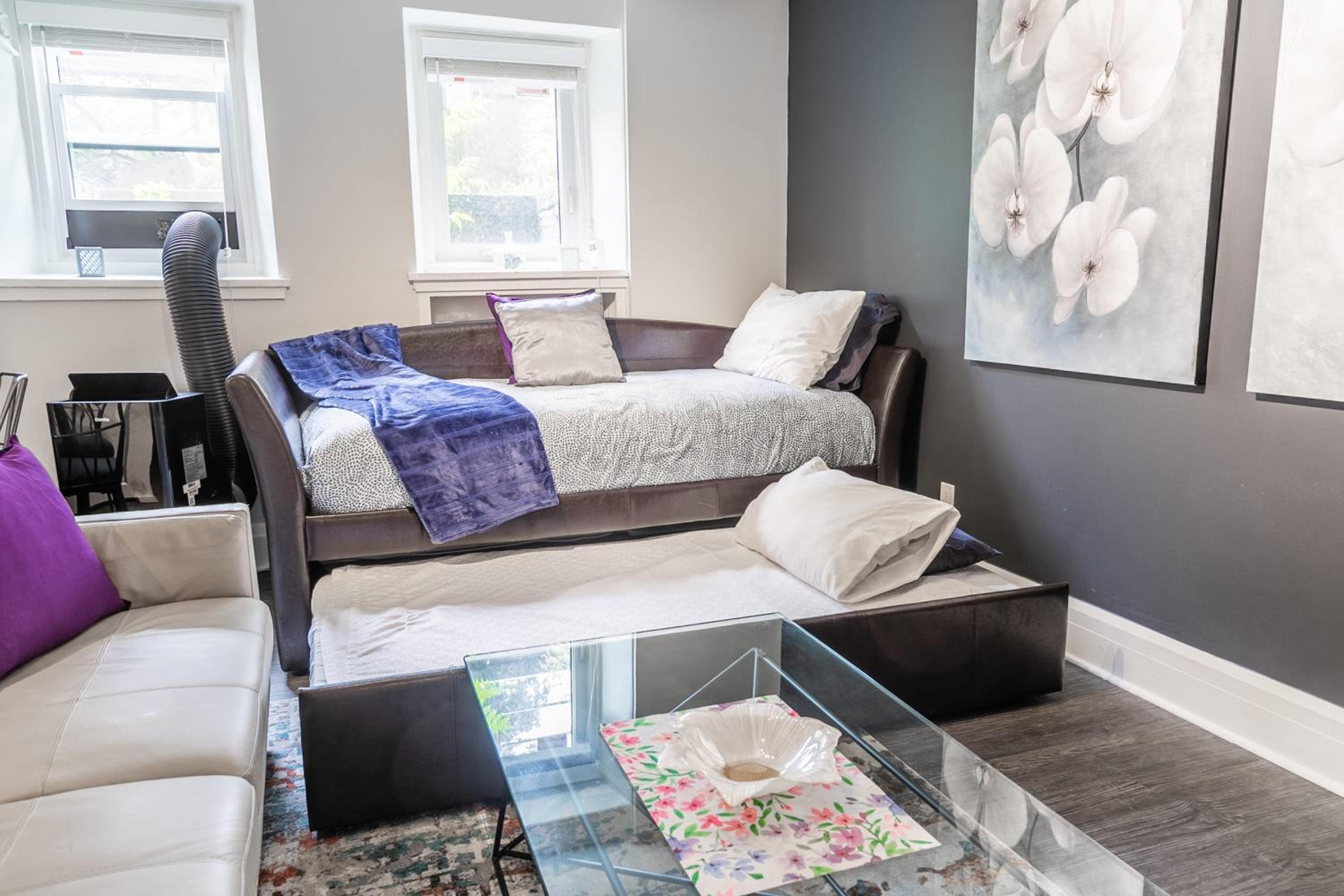 2BR Apartment - Steps To Downtown
