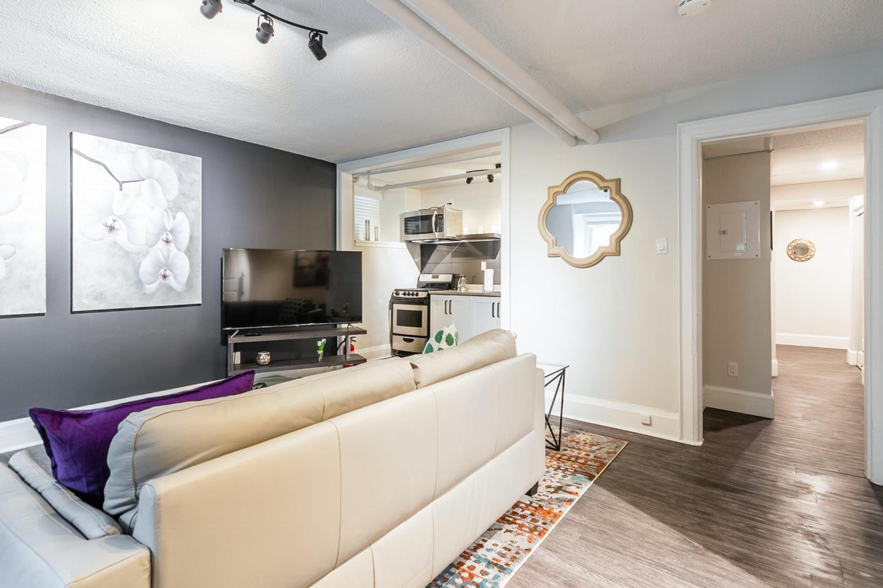 2BR Apartment - Steps To Downtown