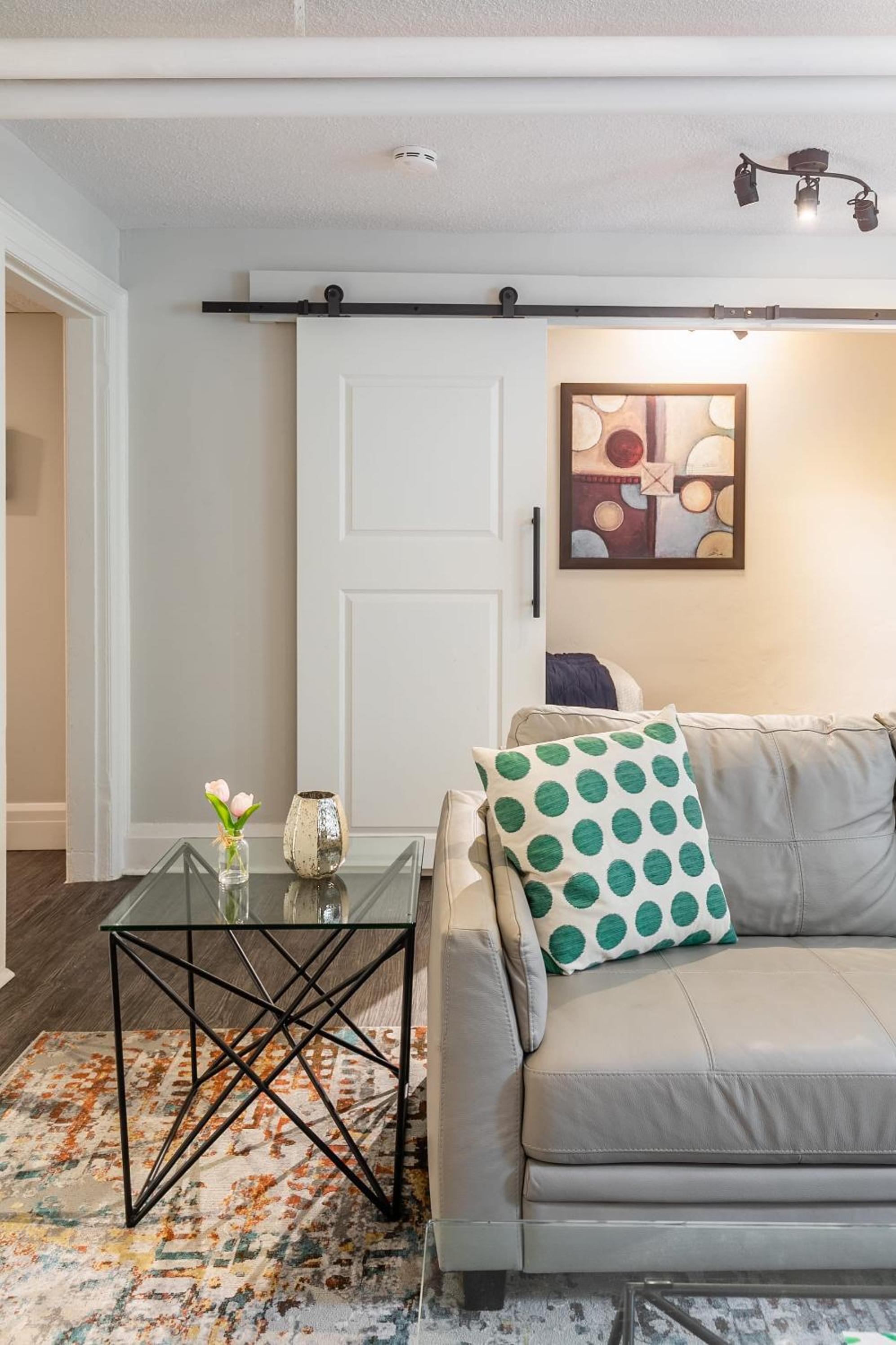 2BR Apartment - Steps To Downtown