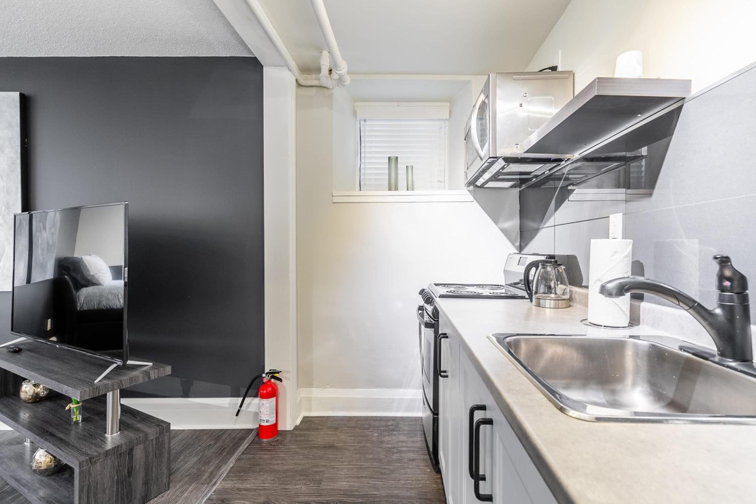 2BR Apartment - Steps To Downtown