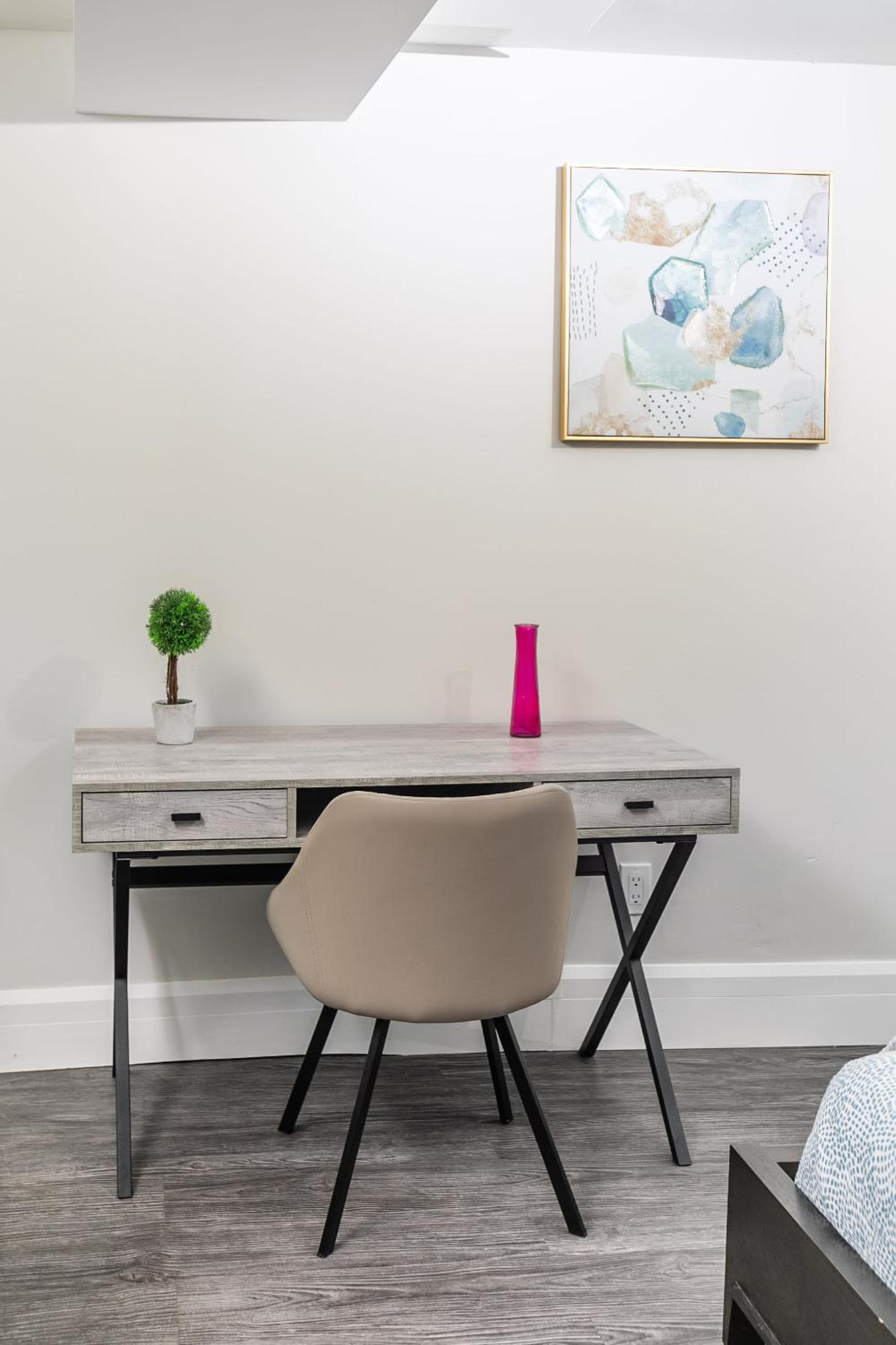2BR Apartment - Steps To Downtown