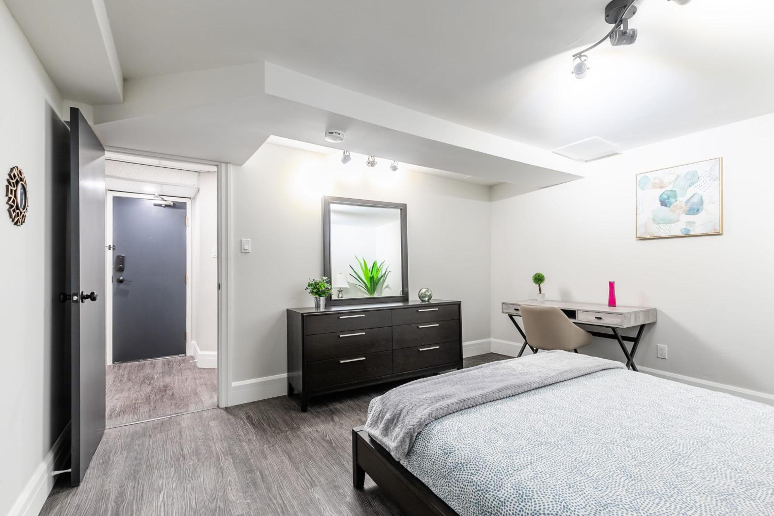 2BR Apartment - Steps To Downtown