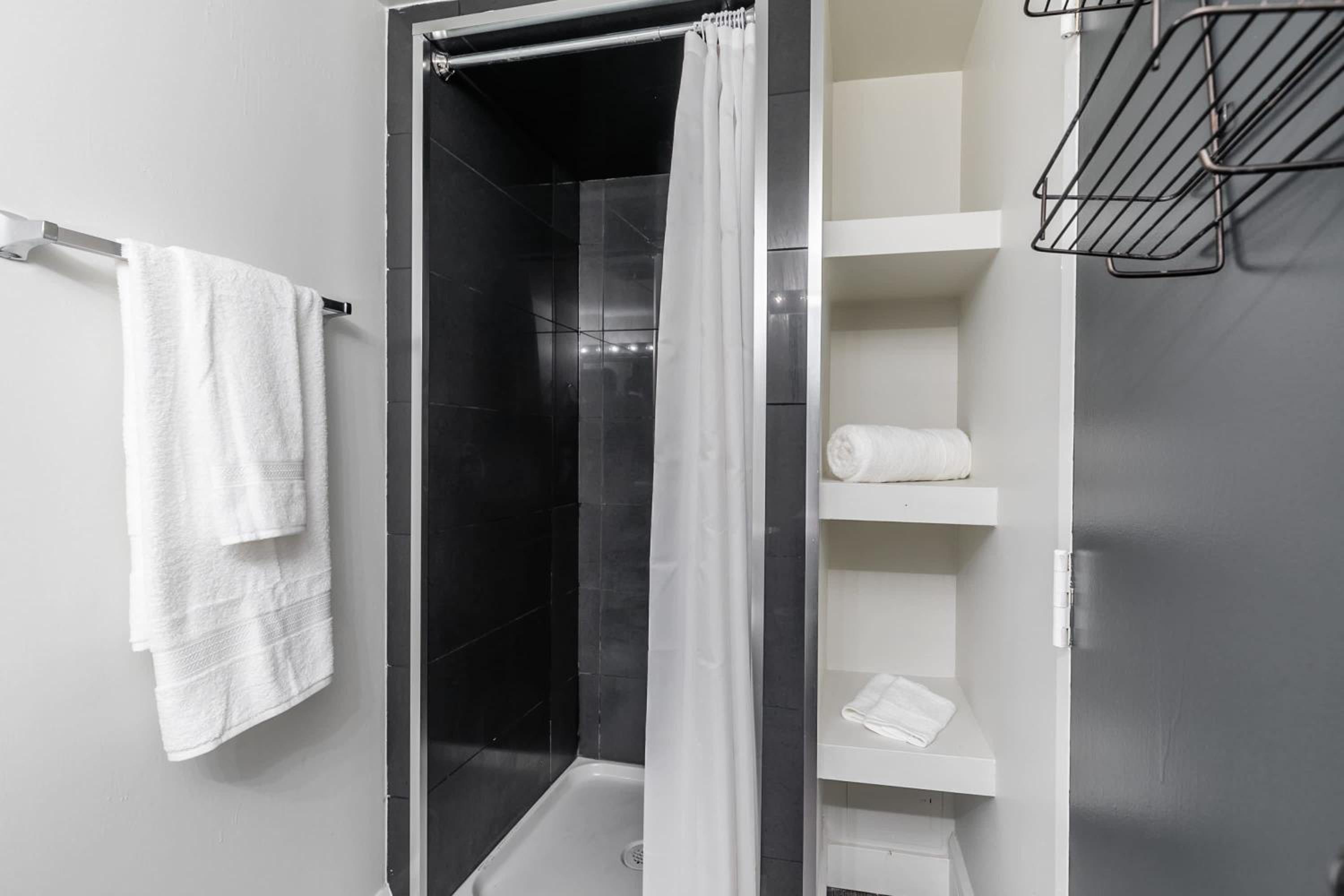 2BR Apartment - Steps To Downtown