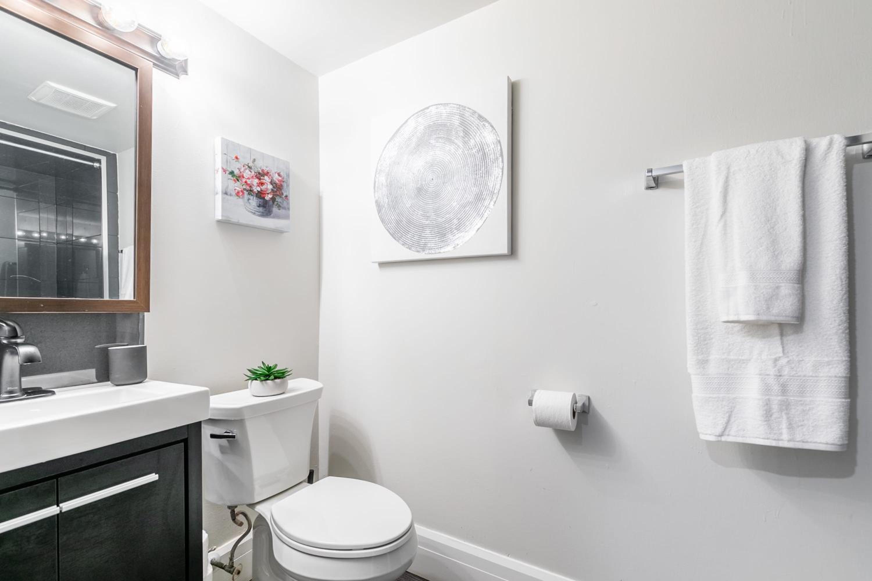 2BR Apartment - Steps To Downtown