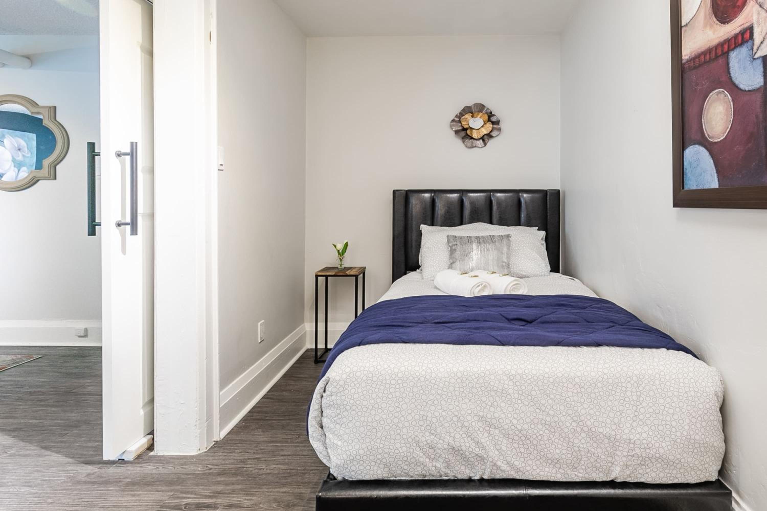2BR Apartment - Steps To Downtown