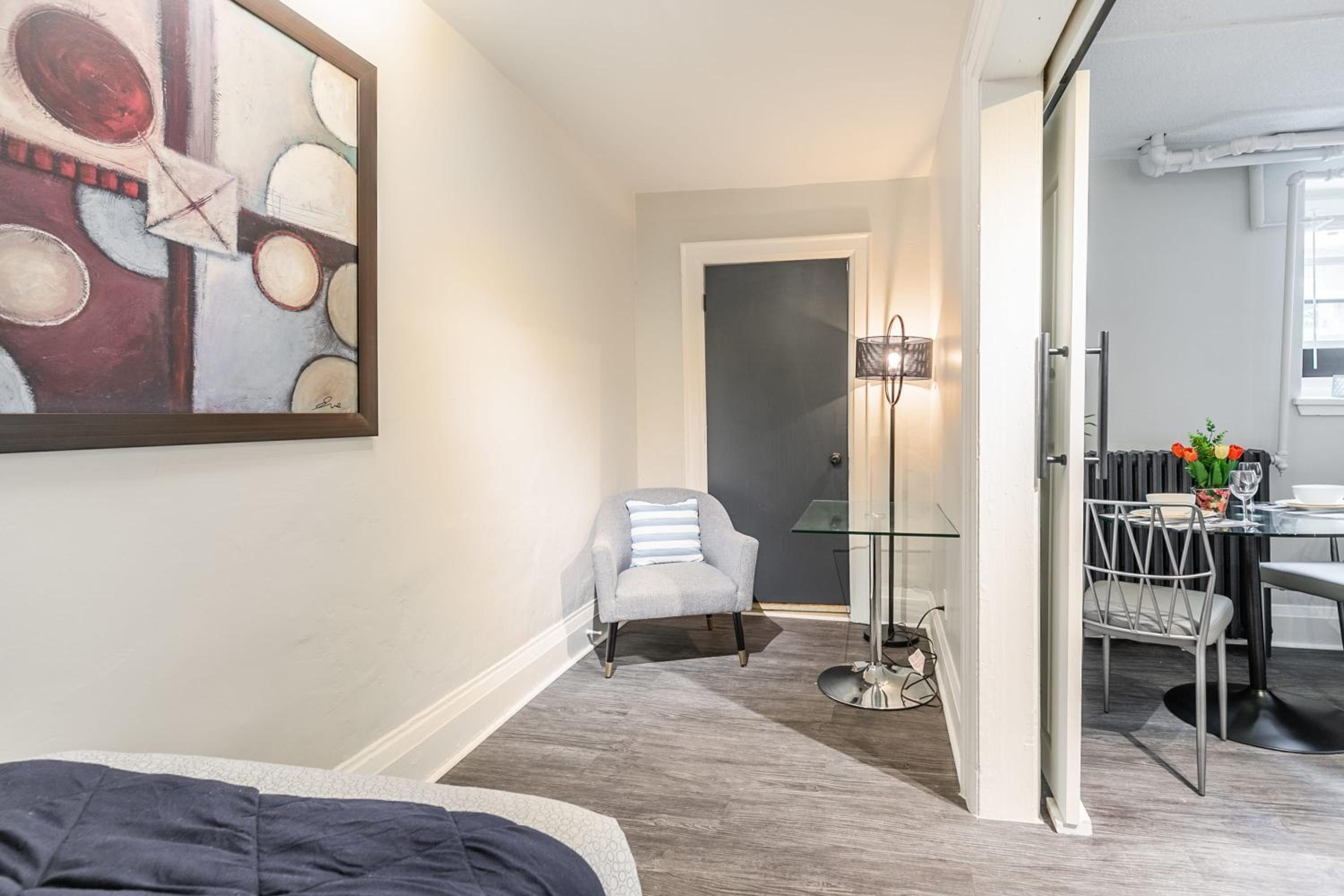 2BR Apartment - Steps To Downtown