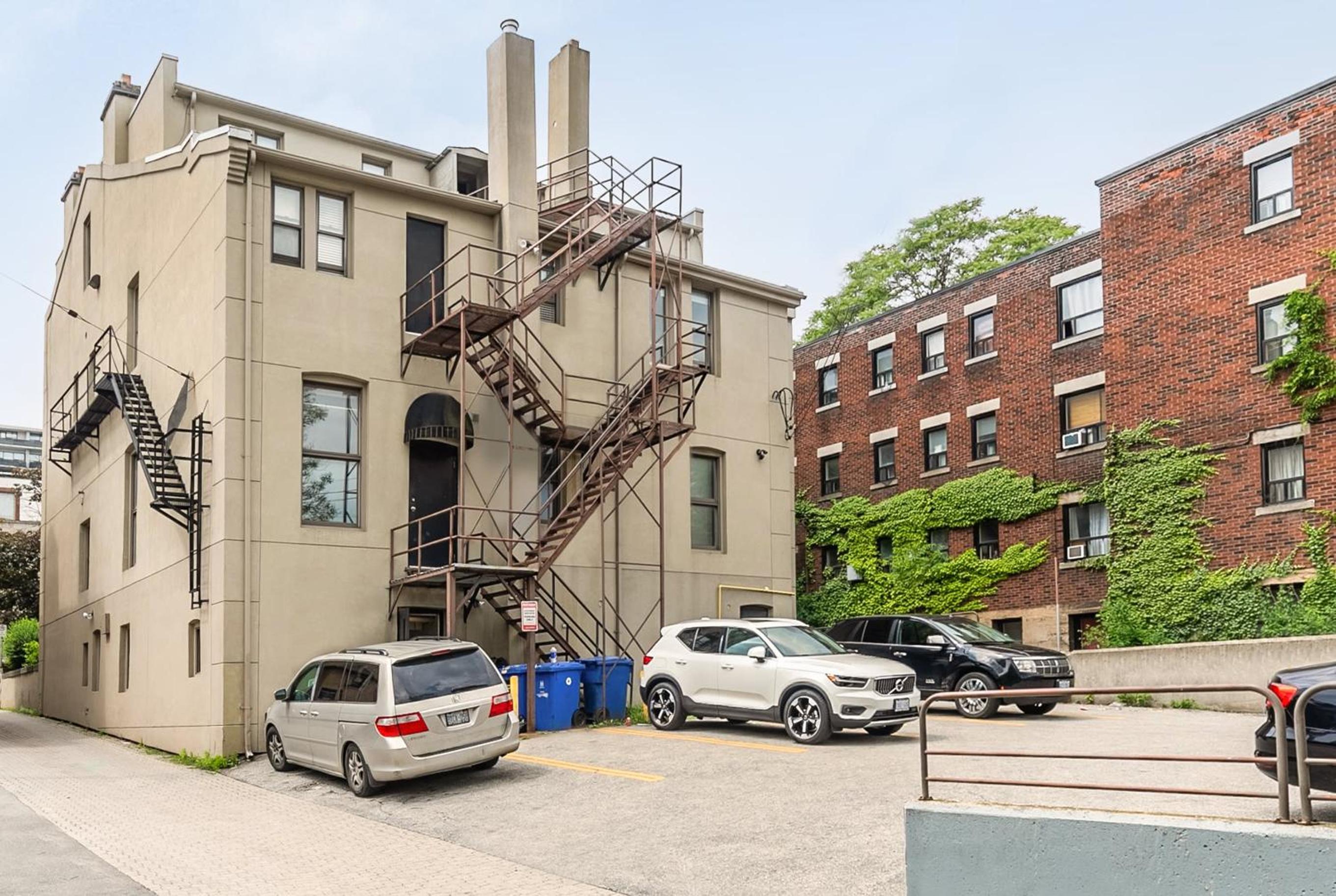 2BR Apartment - Steps To Downtown