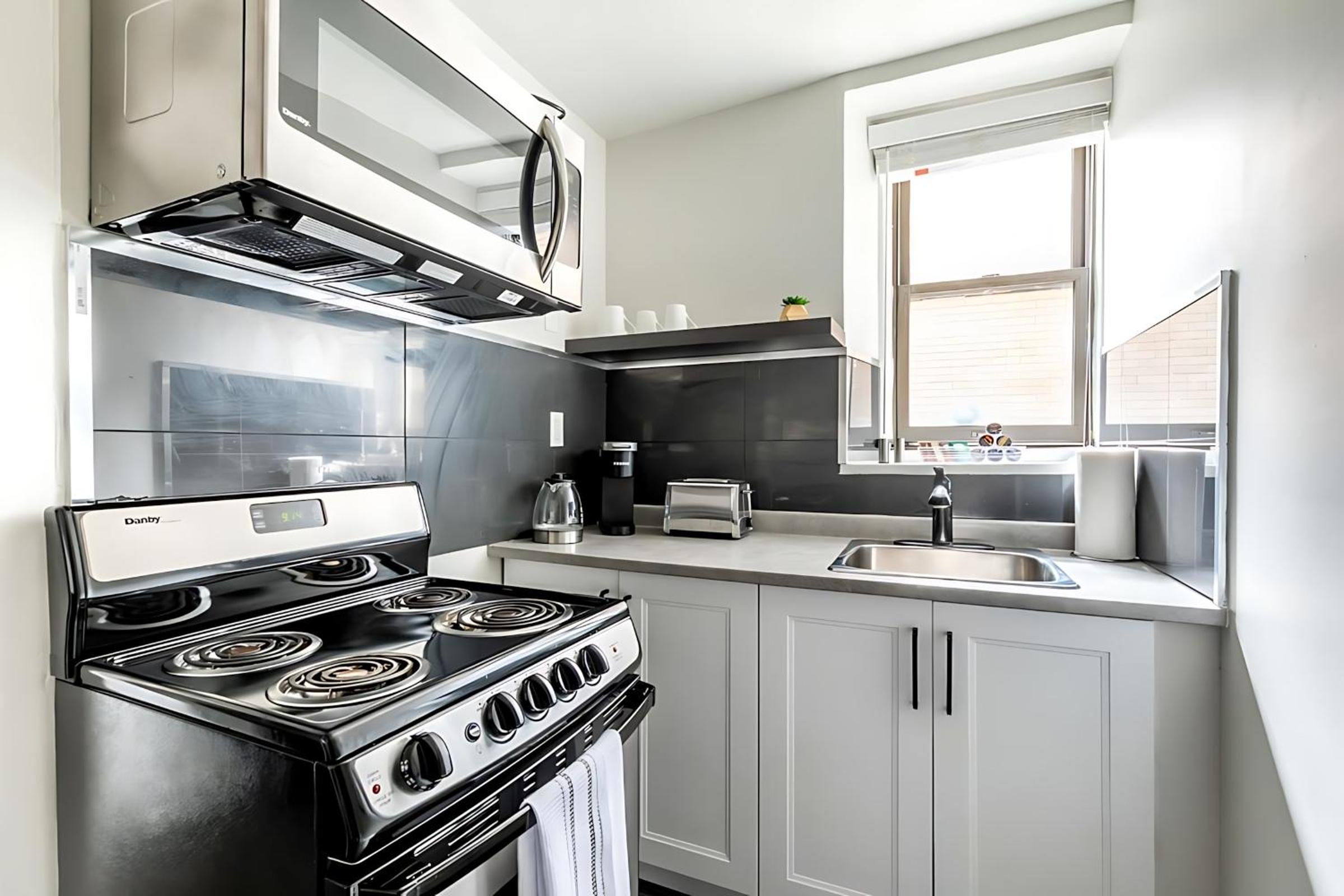 Modern 2BR Condo - Centrally Located Downtown