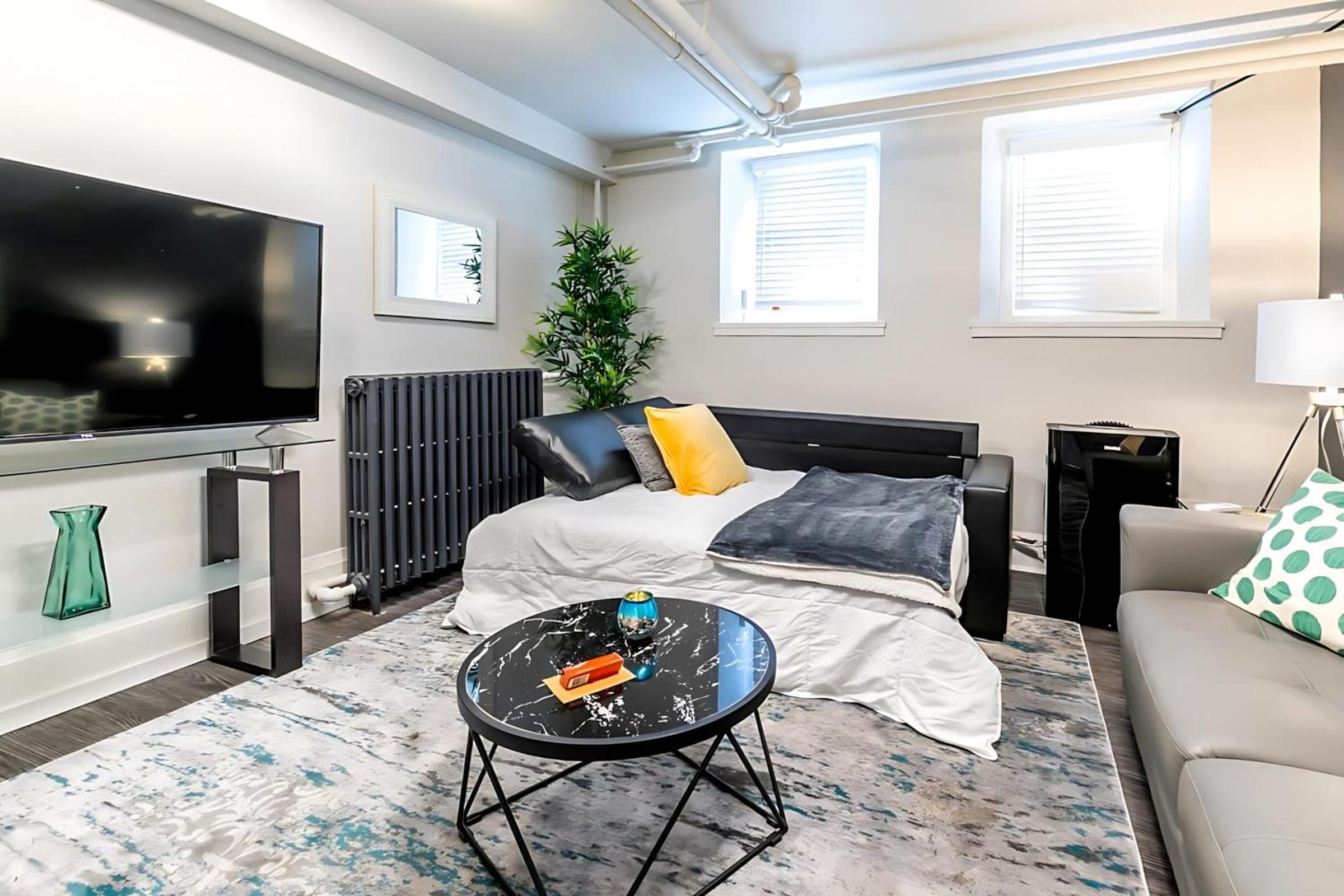 Modern 2BR Condo - Centrally Located Downtown