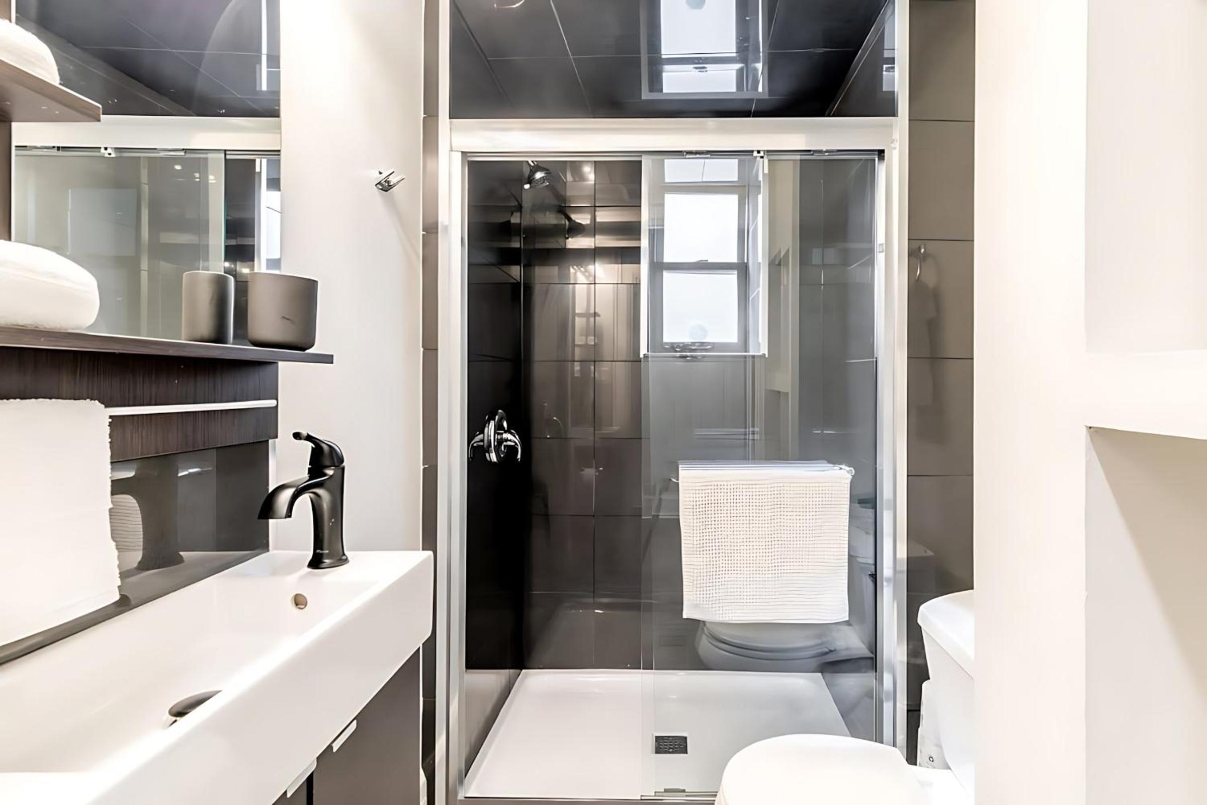 Modern 2BR Condo - Centrally Located Downtown
