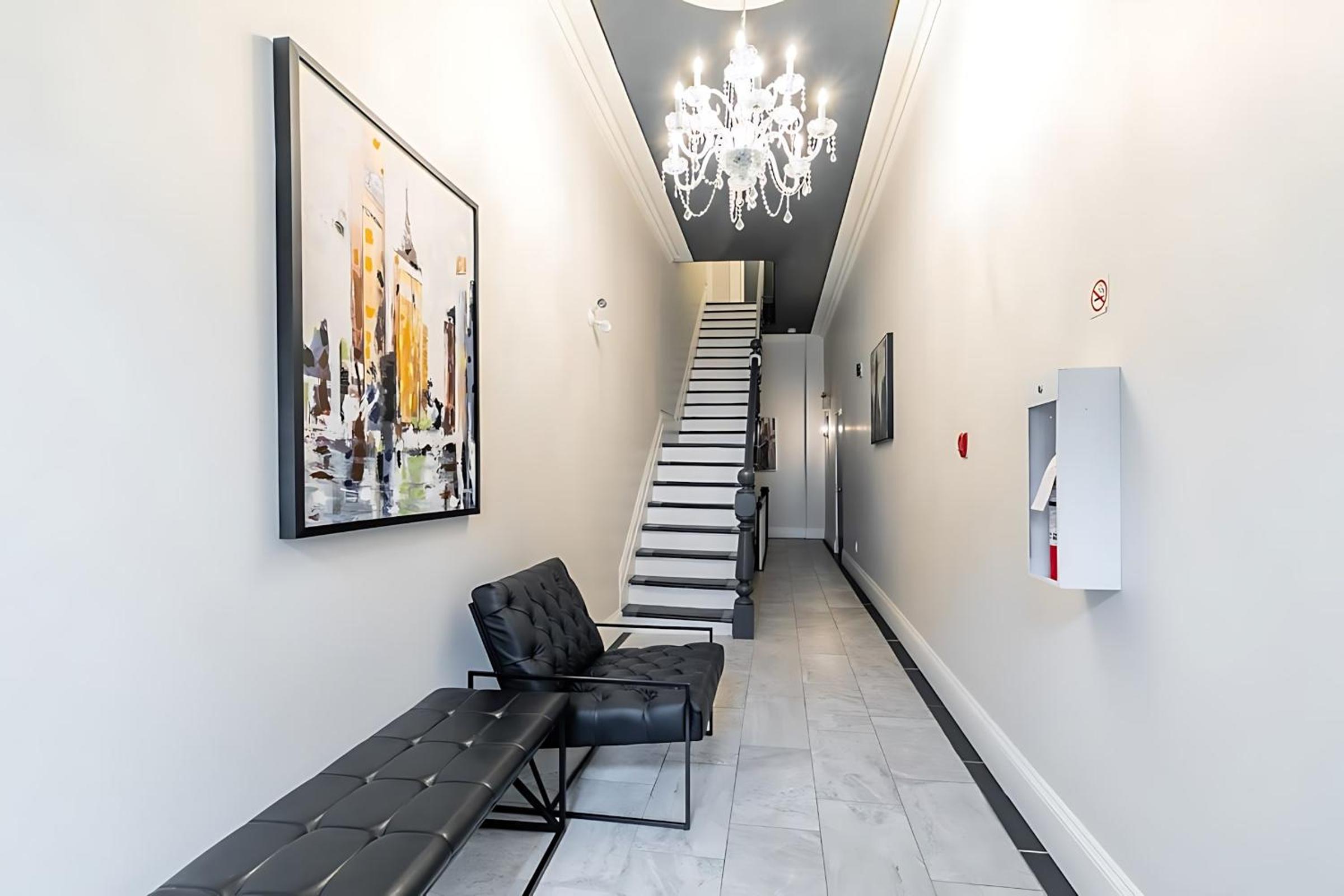 Modern 2BR Condo - Centrally Located Downtown