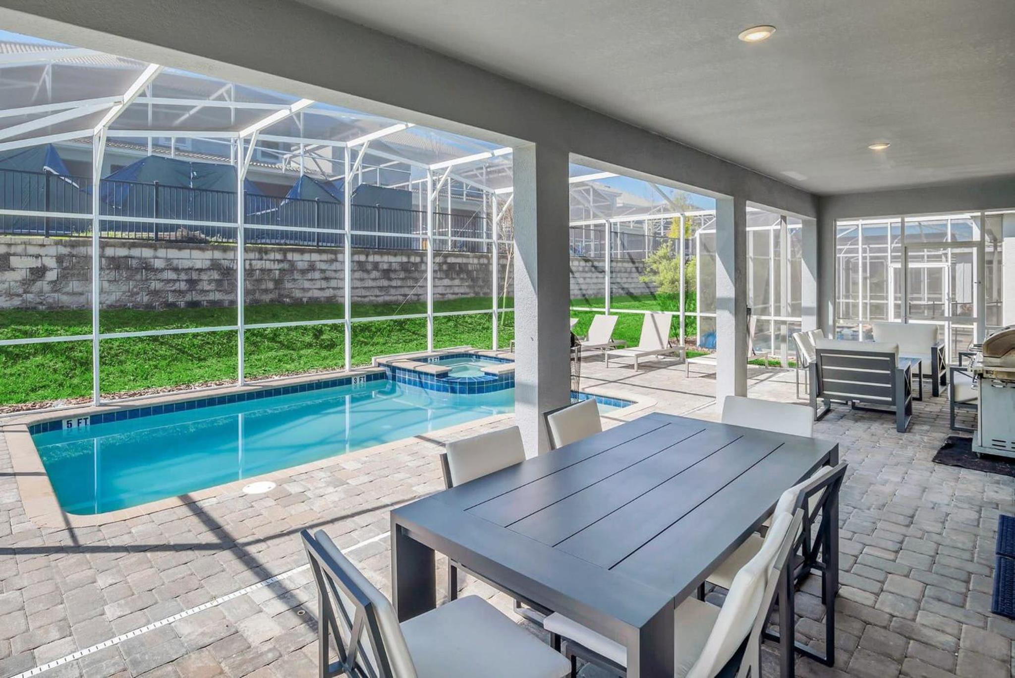 8BR Luxury - Sleeps 22 - Near Disney with Pool & Hot Tub!