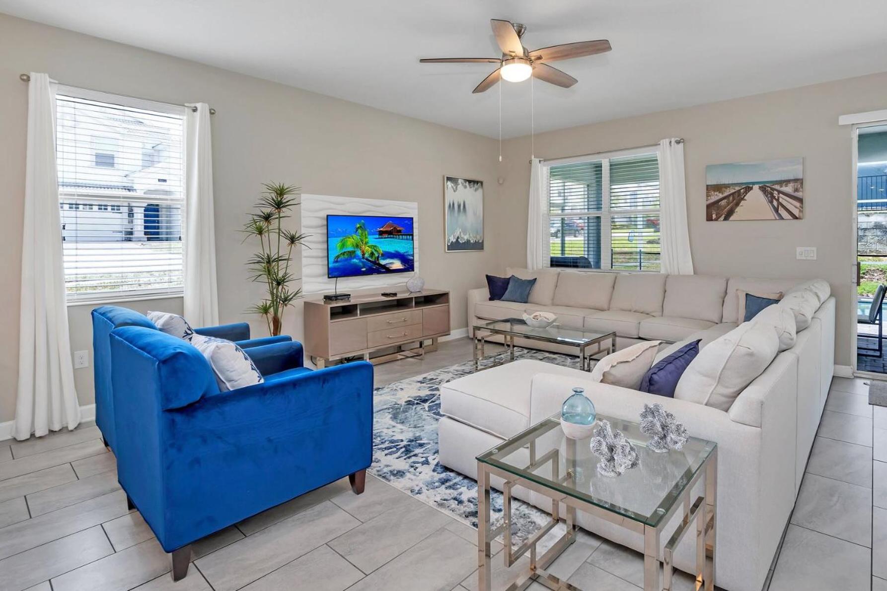 8BR Luxury - Sleeps 22 - Near Disney with Pool & Hot Tub!