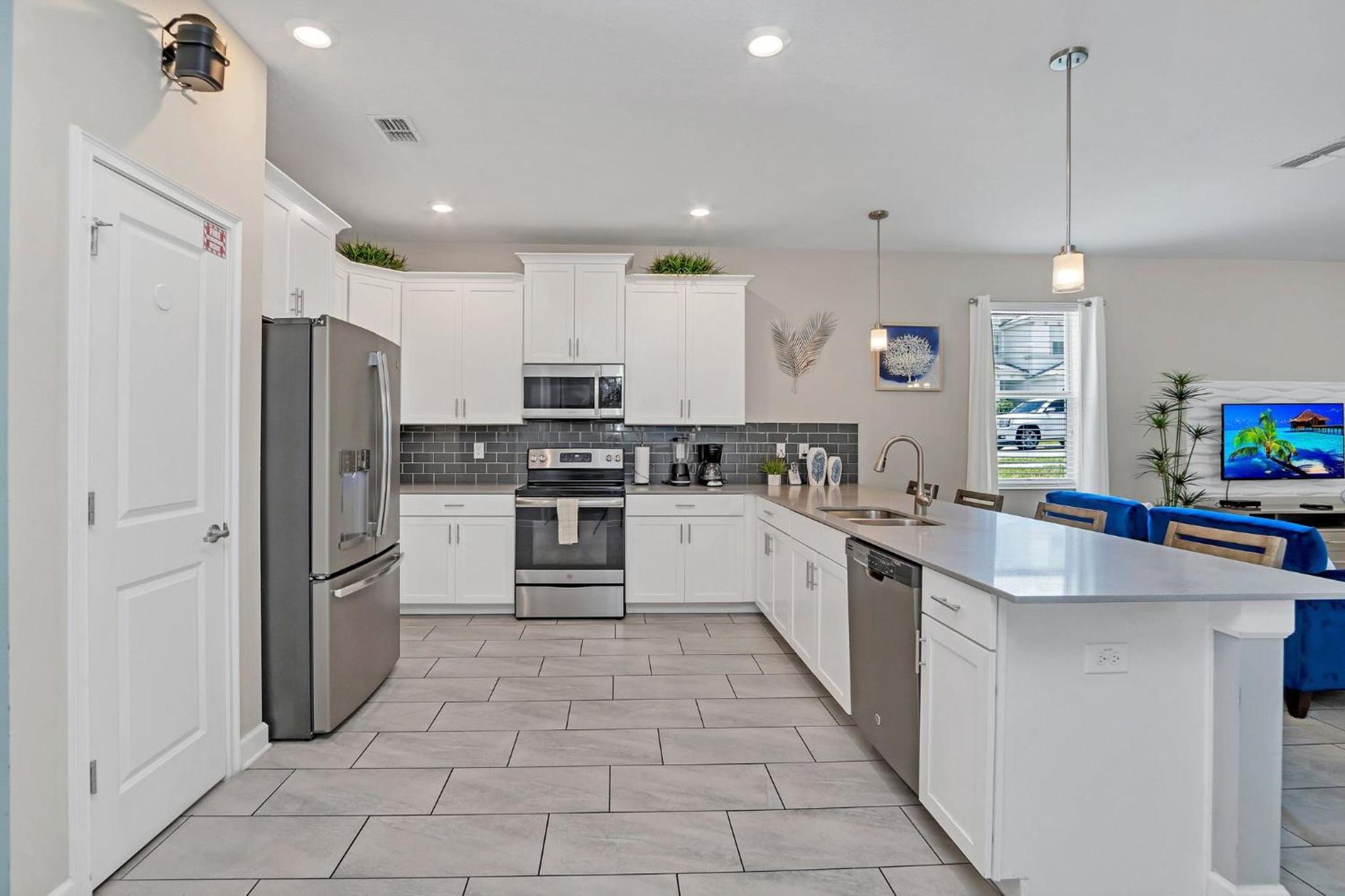8BR Luxury - Sleeps 22 - Near Disney with Pool & Hot Tub!