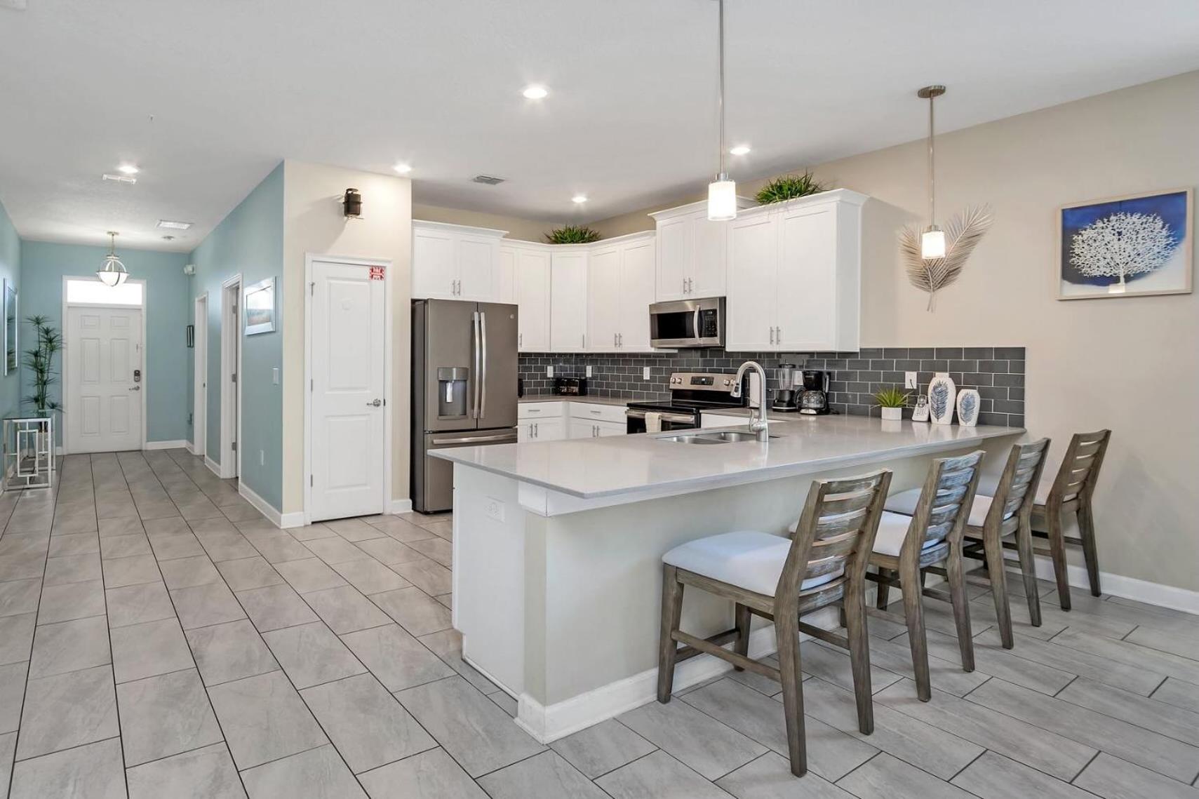 8BR Luxury - Sleeps 22 - Near Disney with Pool & Hot Tub!