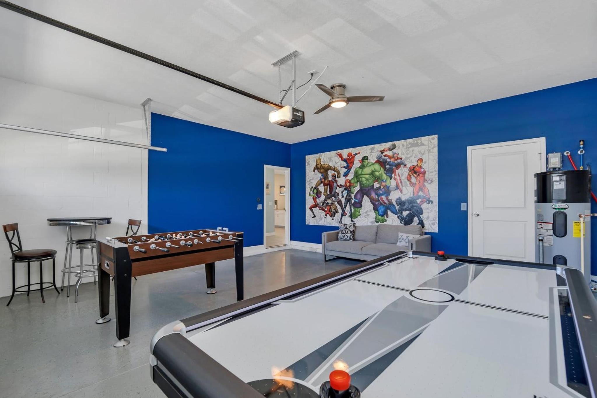 8BR Luxury - Sleeps 22 - Near Disney with Pool & Hot Tub!